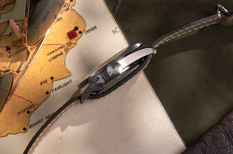 Lorier Merlin with a deerskin leather pass-through strap