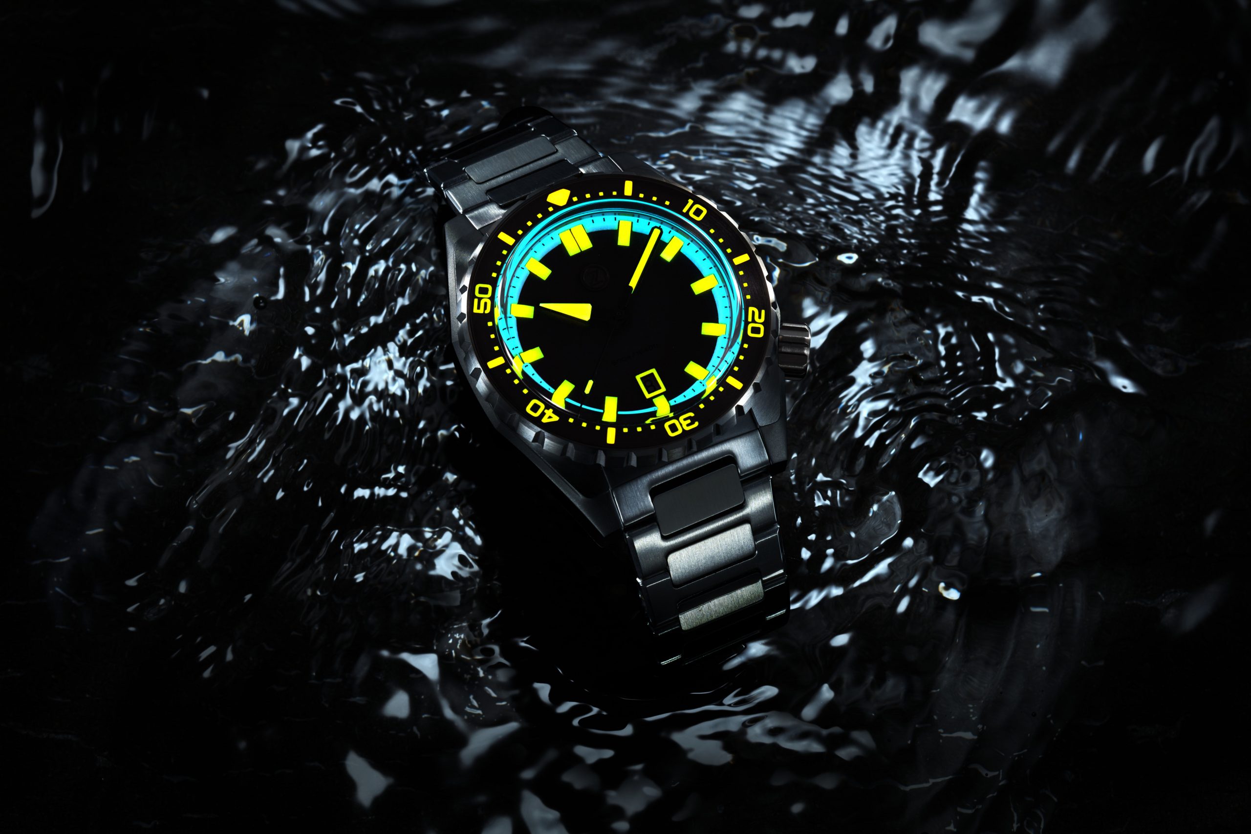 Zelos Thresher 44 mm Diver lume shot