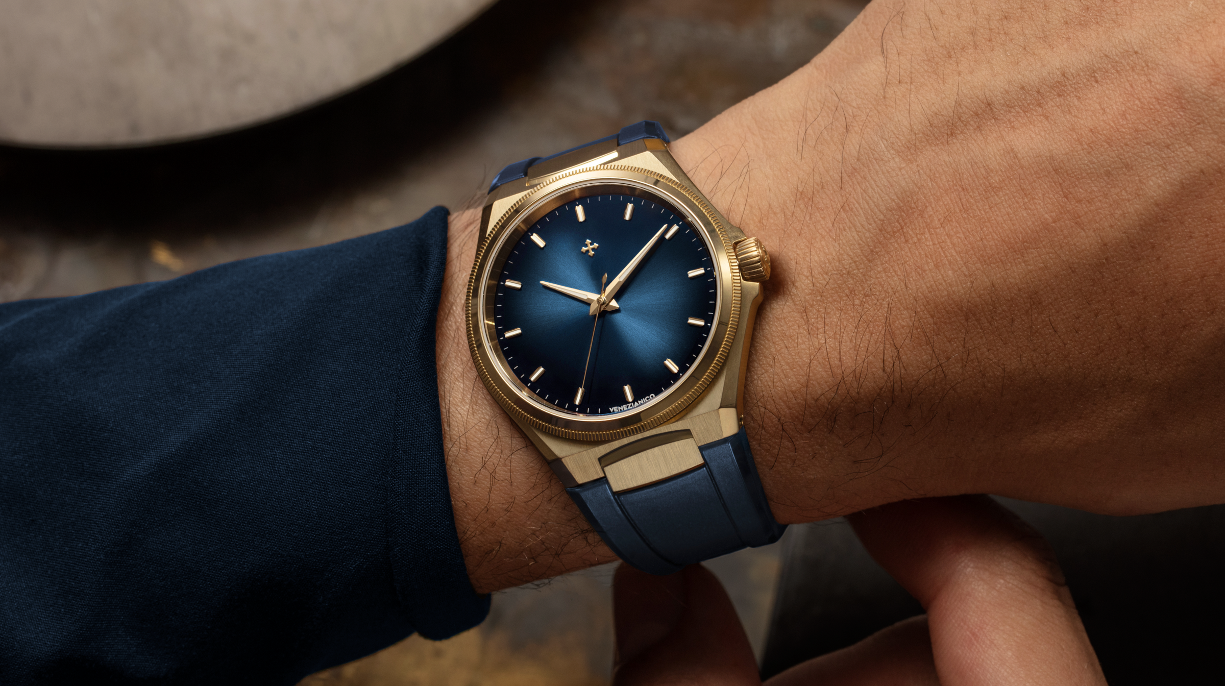 Venezianico Arsenale Bronzo blue fumé dial on wrist