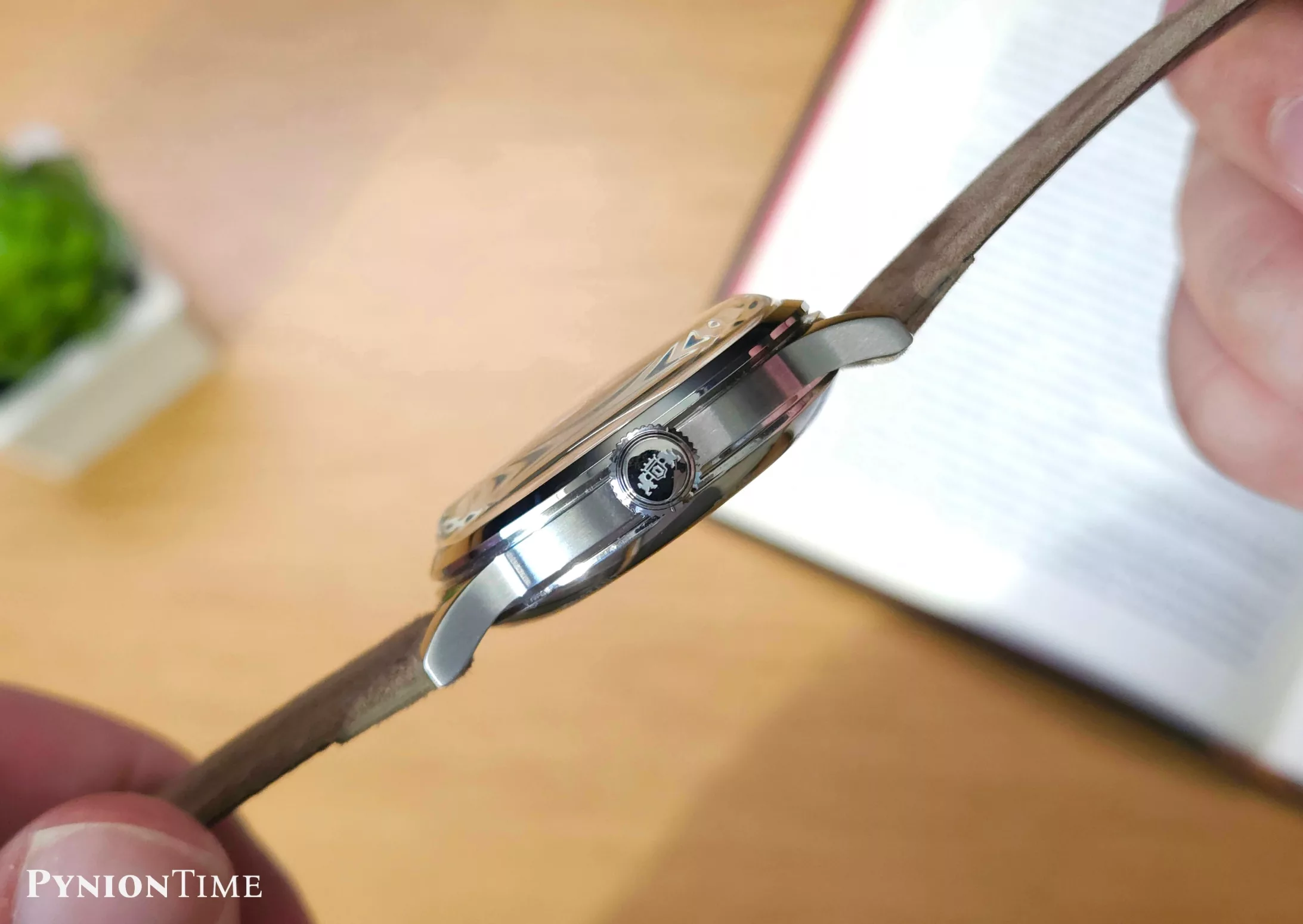 The Orient Bambino RA-AC0M12L30B Limited Edition has got a well-finished crown