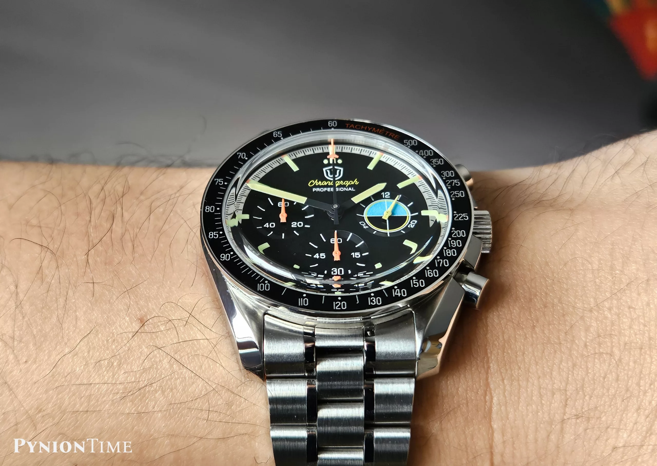The Watchdives WD1863 Space Pilot has a bubble sapphire crystal