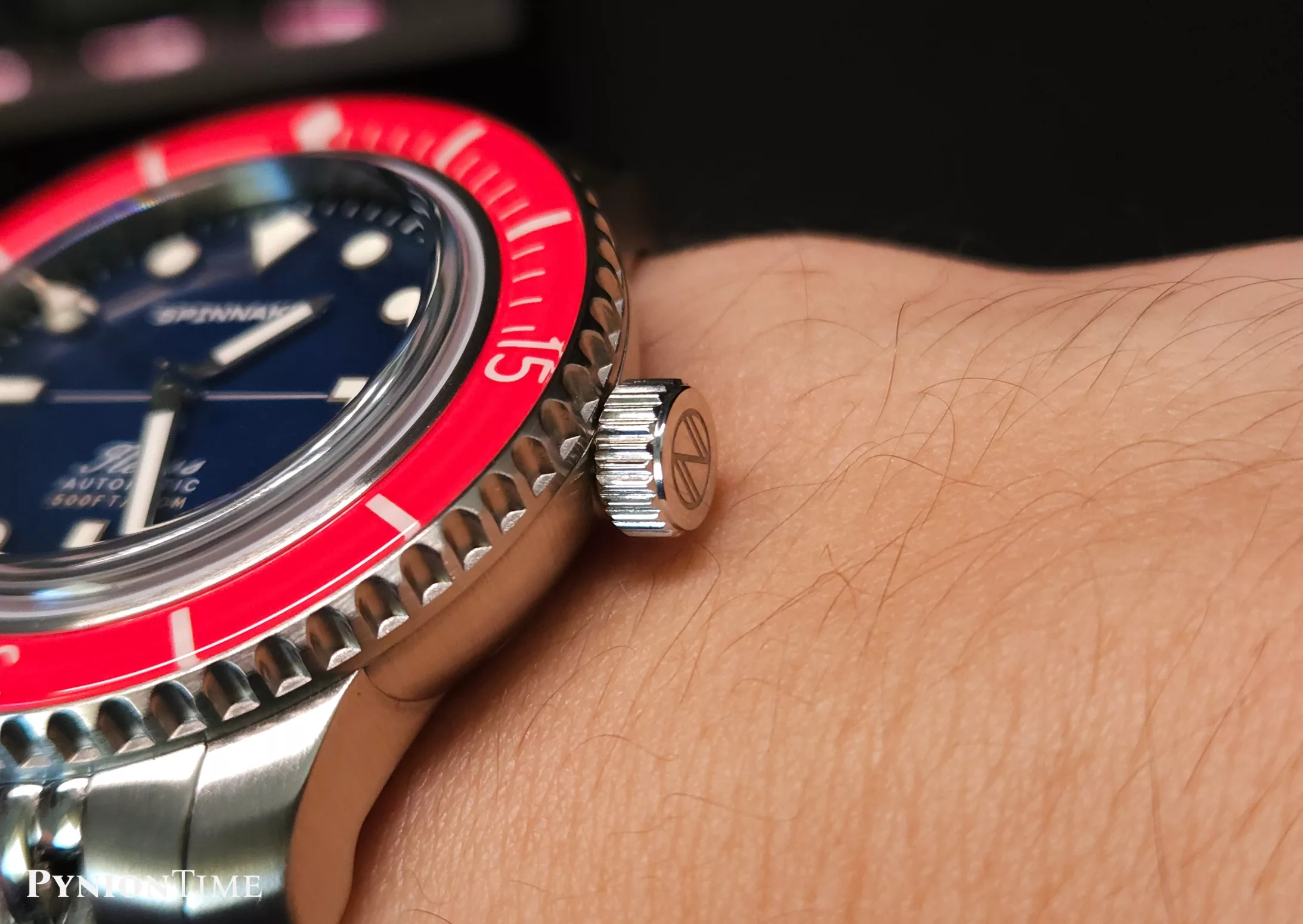 Spinnaker Fleuss 40 Royal Splash has a unidirectional bezel with a glass insert