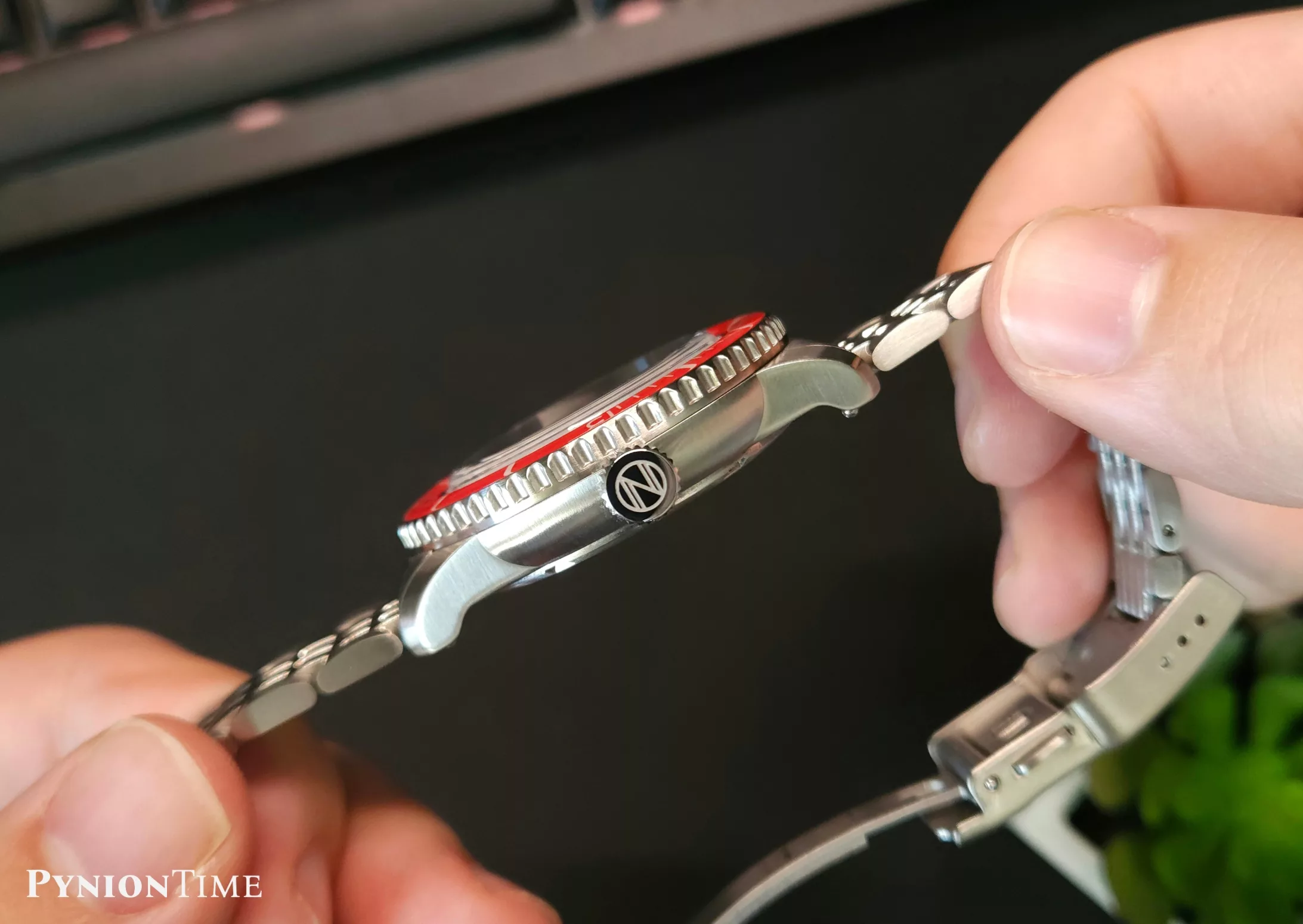 The Spinnaker Fleuss 40 Royal Splash has a signed crown