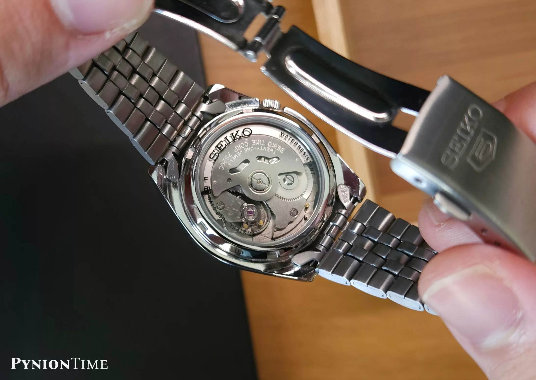 The Seiko SNK385 has an exhibition caseback