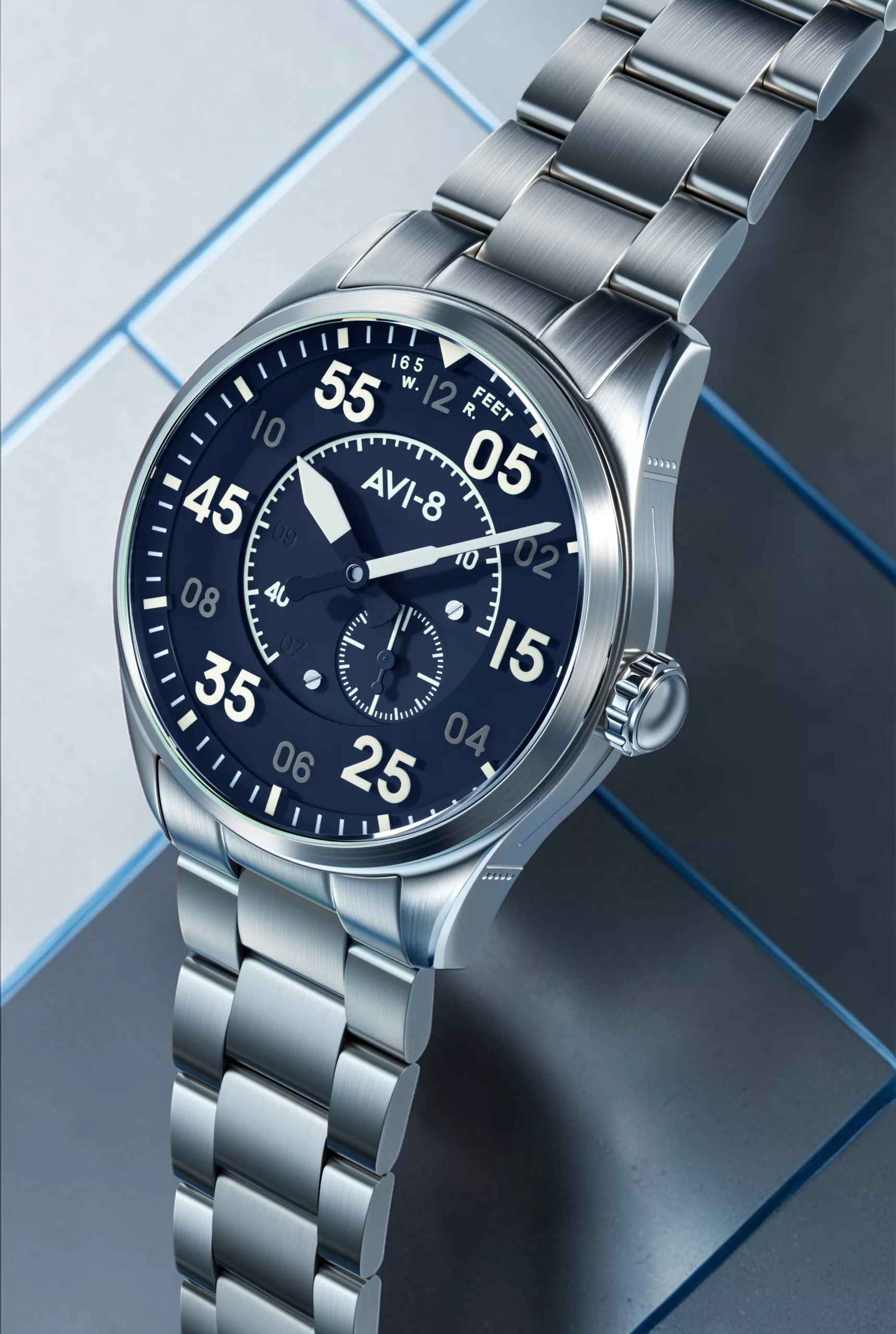 The AVI-8 Spitfire Type 300 has got a 42mm steel case and a 50mm lug-to-lug, so it wears confidently