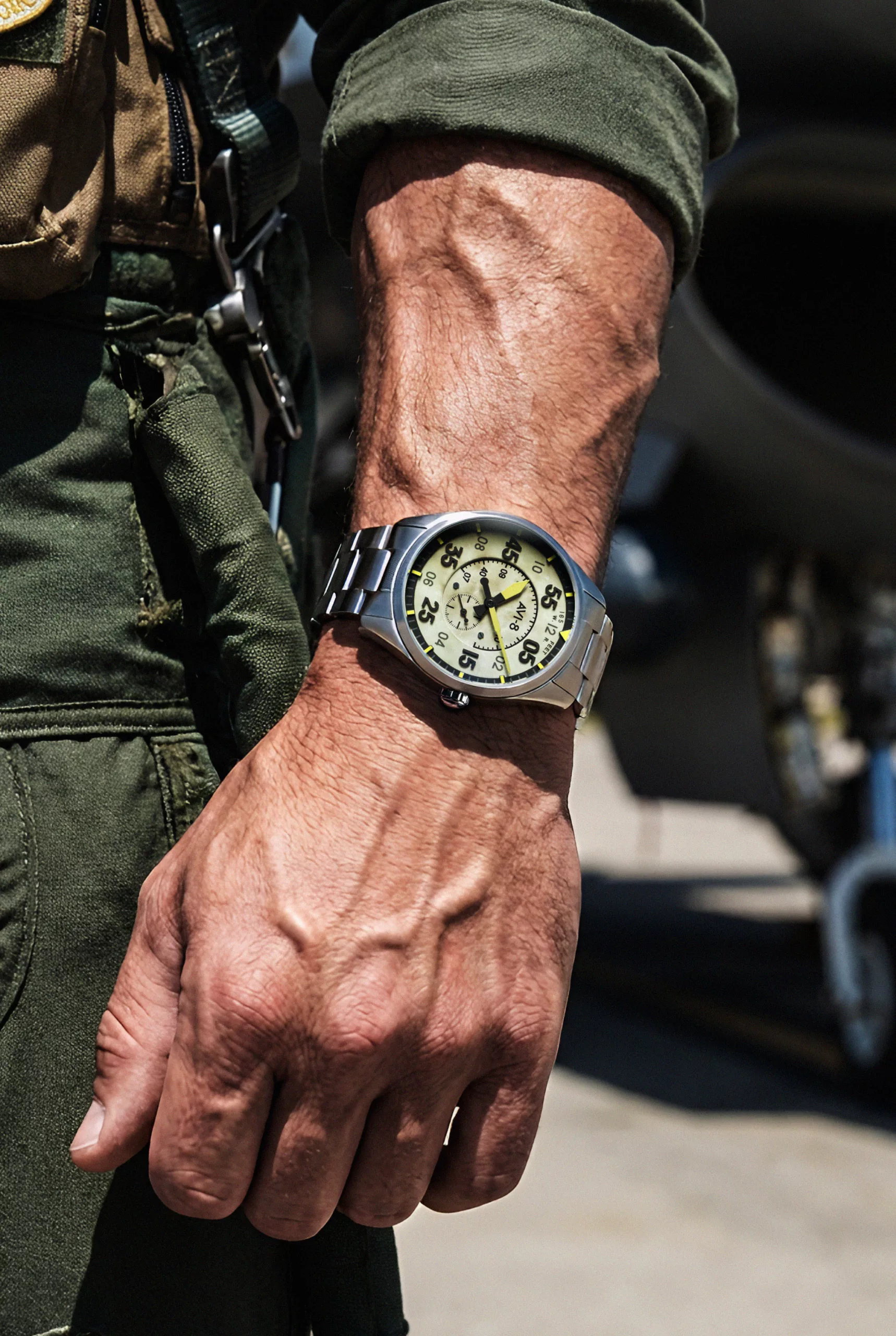 The AVI-8 Spitfire Type 300 has got a 42mm steel case and a 50mm lug-to-lug, so it wears confidently