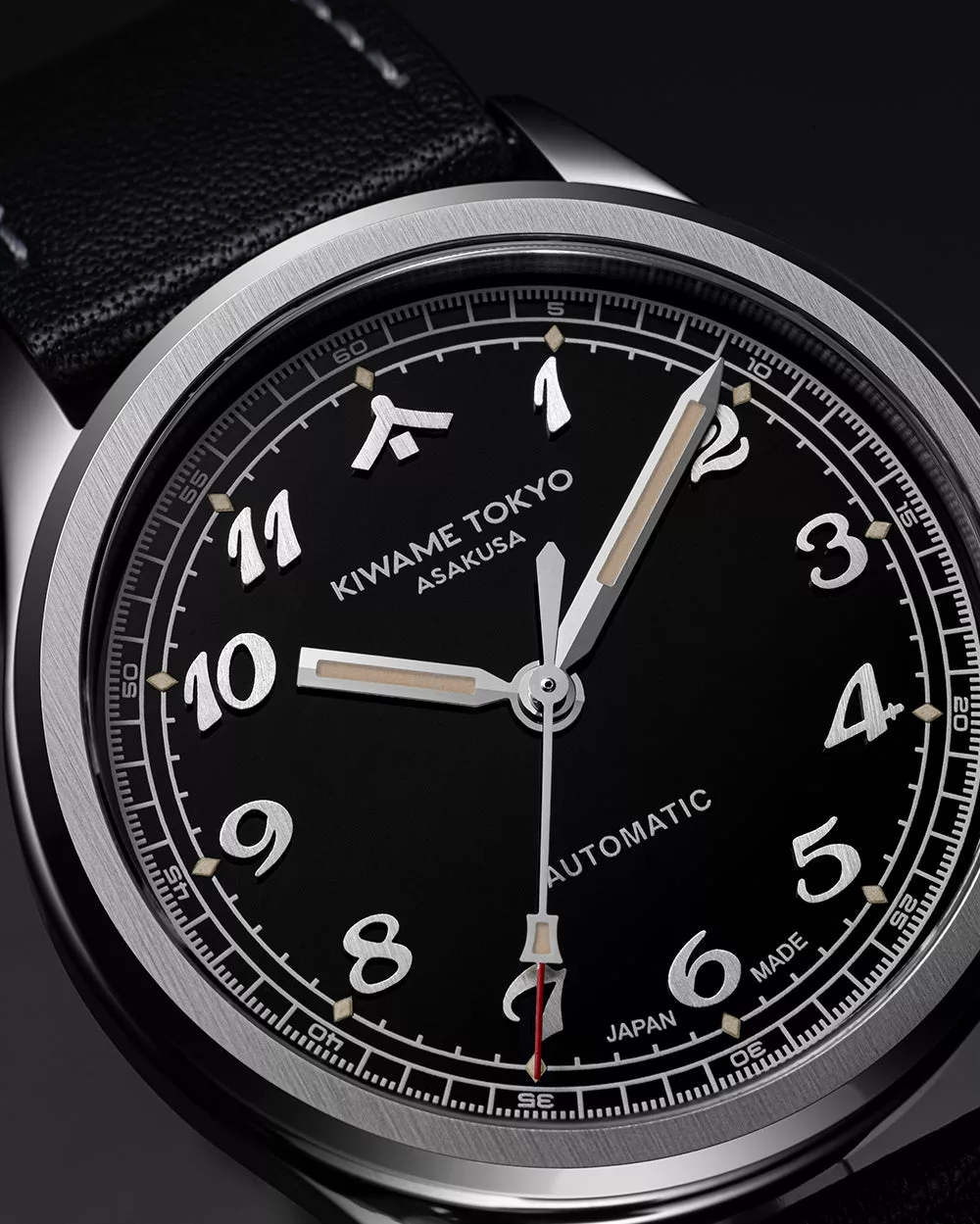 It does pair applied Arabic numerals with a railroad minute track