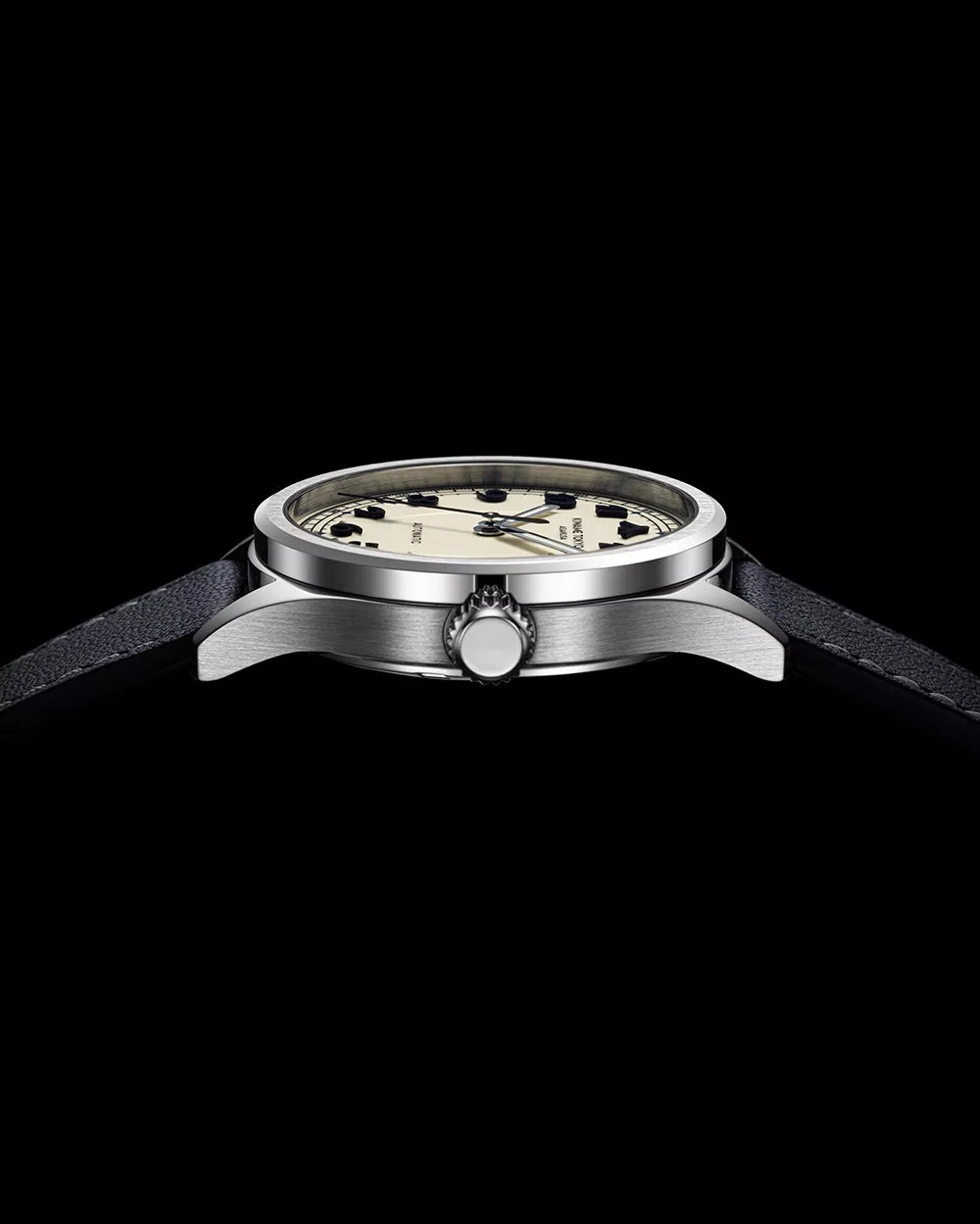 It comes with a sapphire crystal with inner anti-reflective coating, so legibility stays practical outdoors