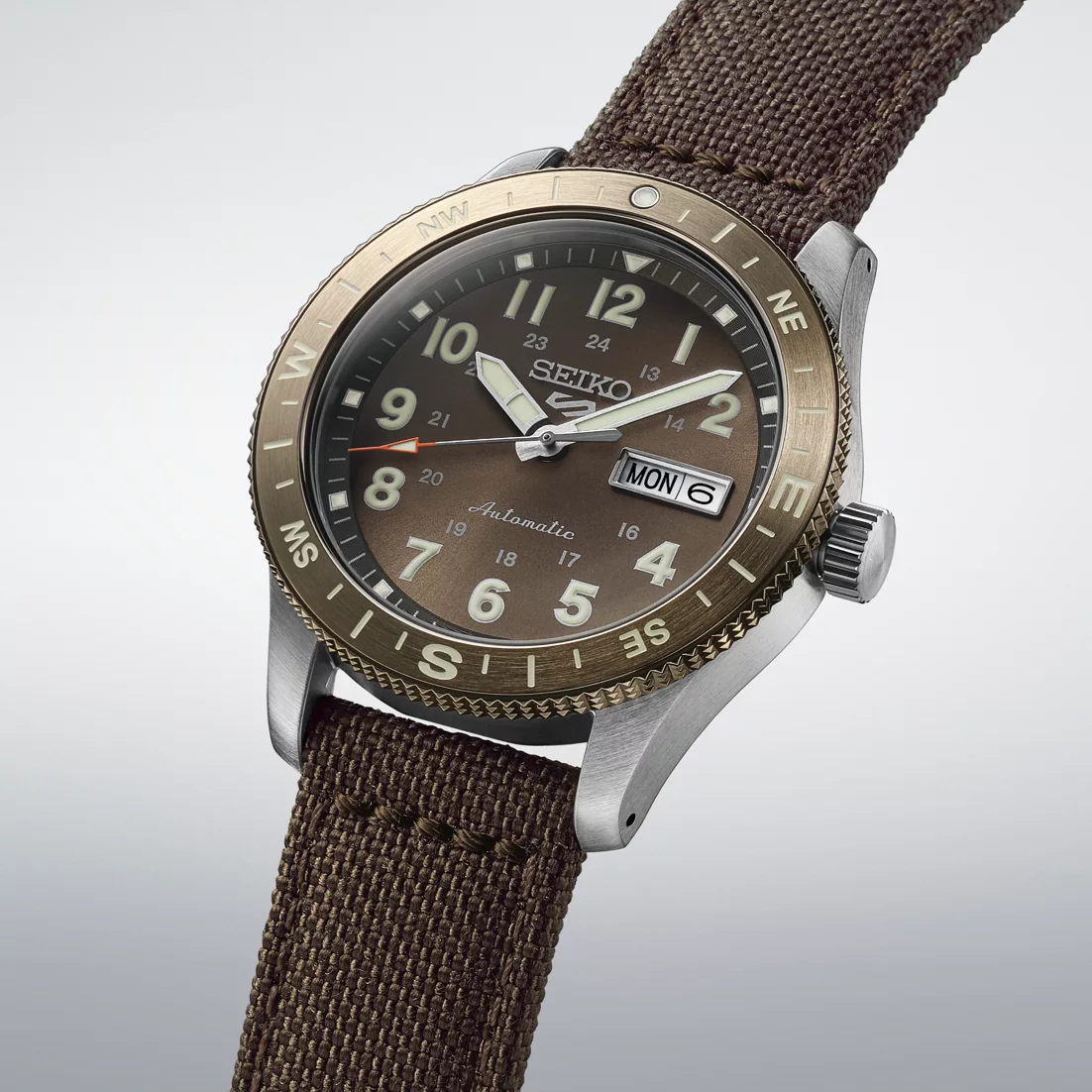 Seiko 5 Sports HDB006 close-up
