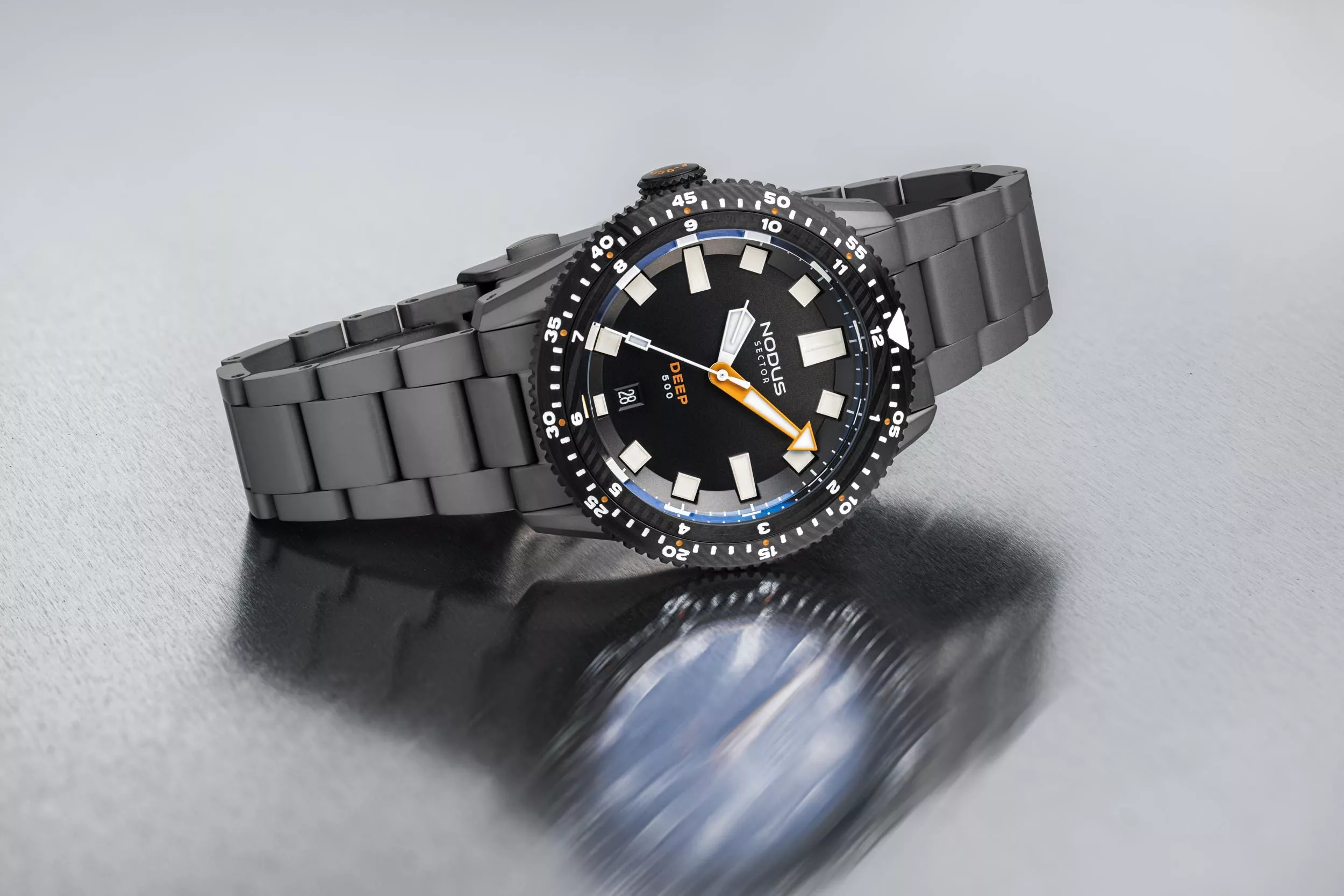 The Nodus Sector Deep Damascus has got a black DLC Damascus bezel with unique forged grain patterns