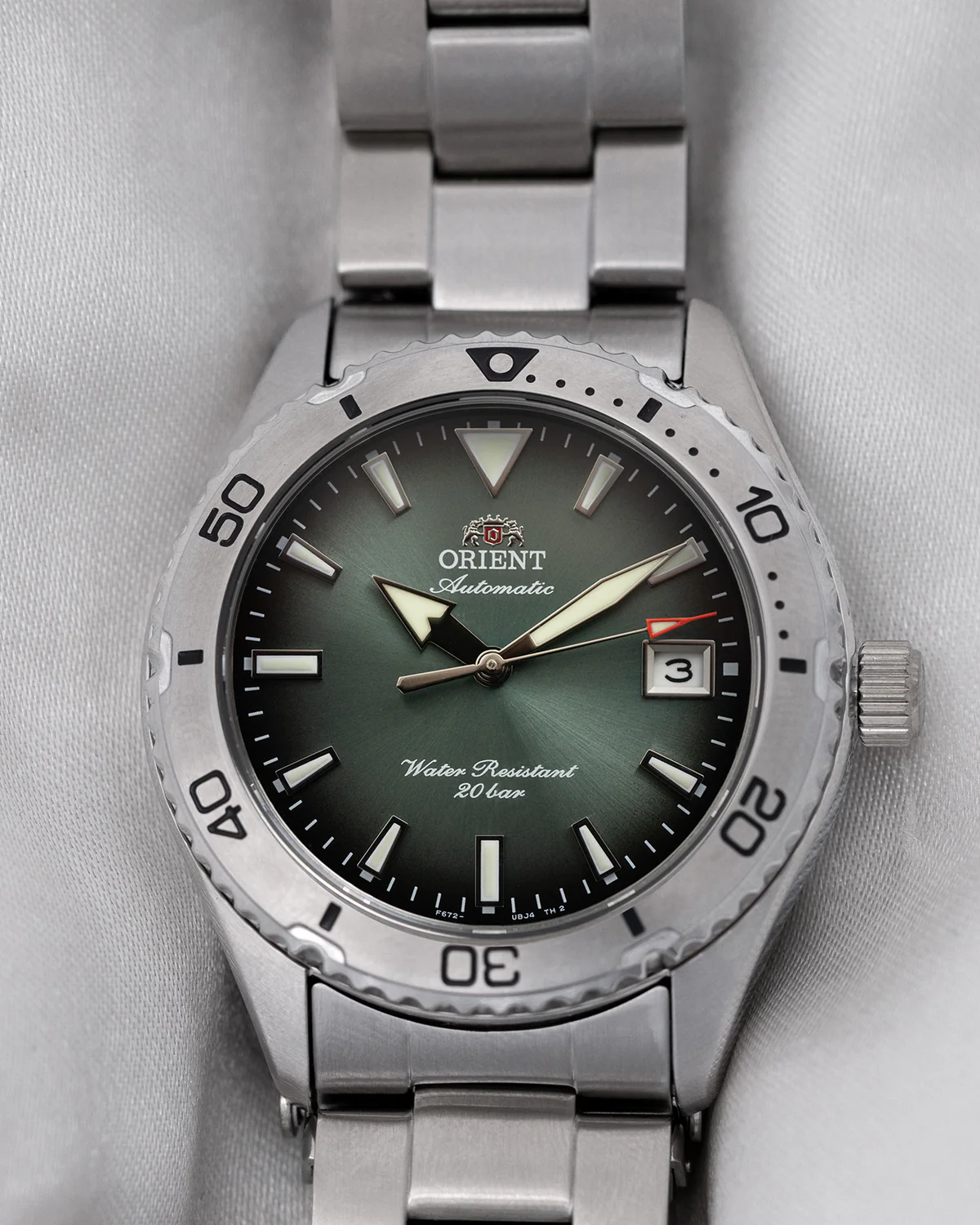 The Orient AC0Q Diver II has got a 39.9mm stainless steel case