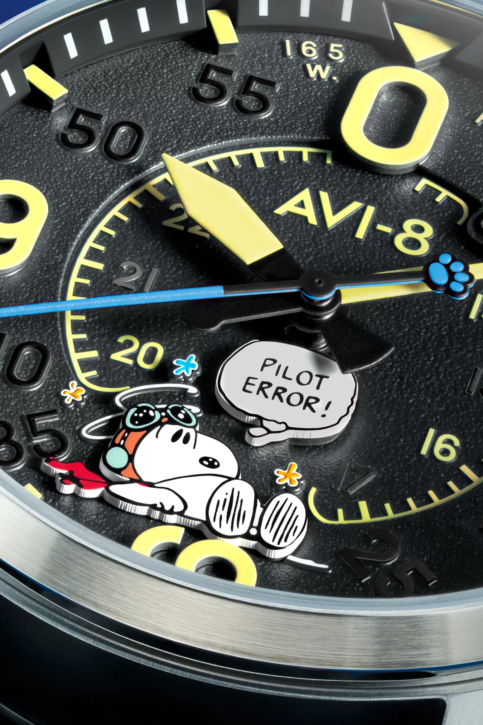 It comes with Flying Ace-themed dial graphics, tying the character to the aviation concept