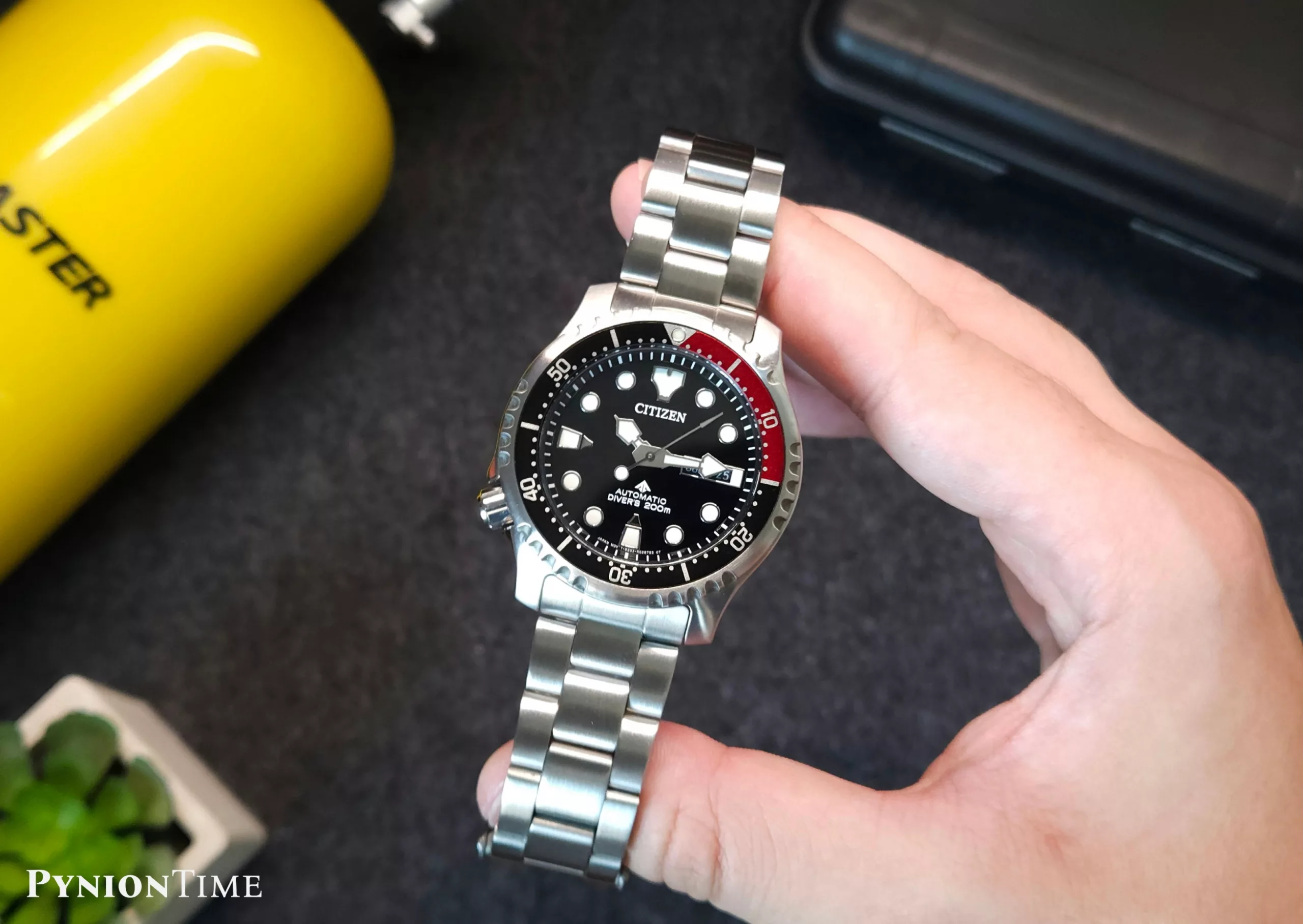 The Timex Expedition TW4B30100 has got a brass case with a silver-tone finish