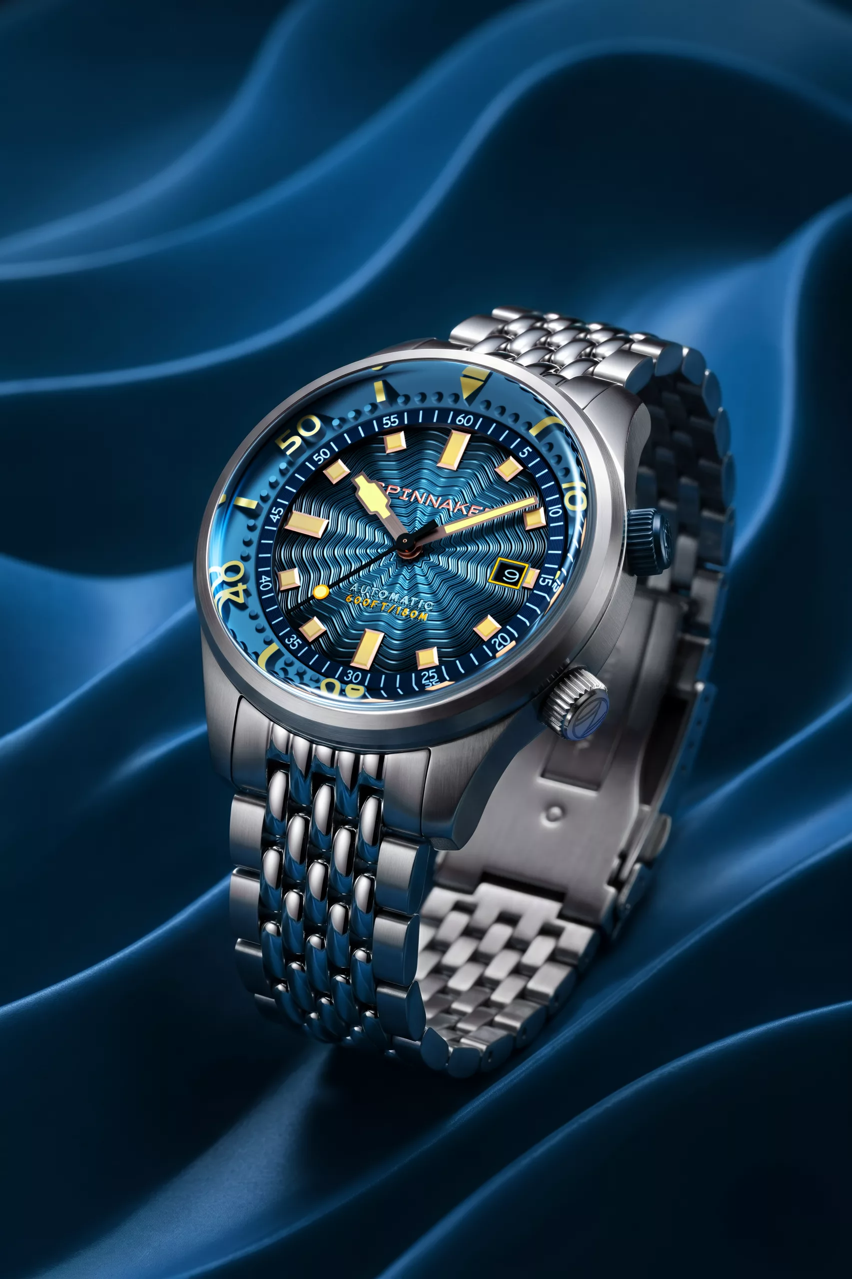 The Spinnaker Bradner Automatic has got an inner rotating bezel controlled by the crown
