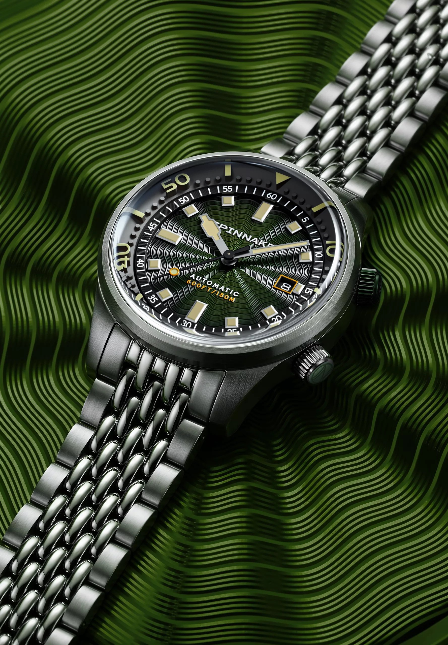 It comes with a 20mm beads-of-rice bracelet that suits the vintage dive format