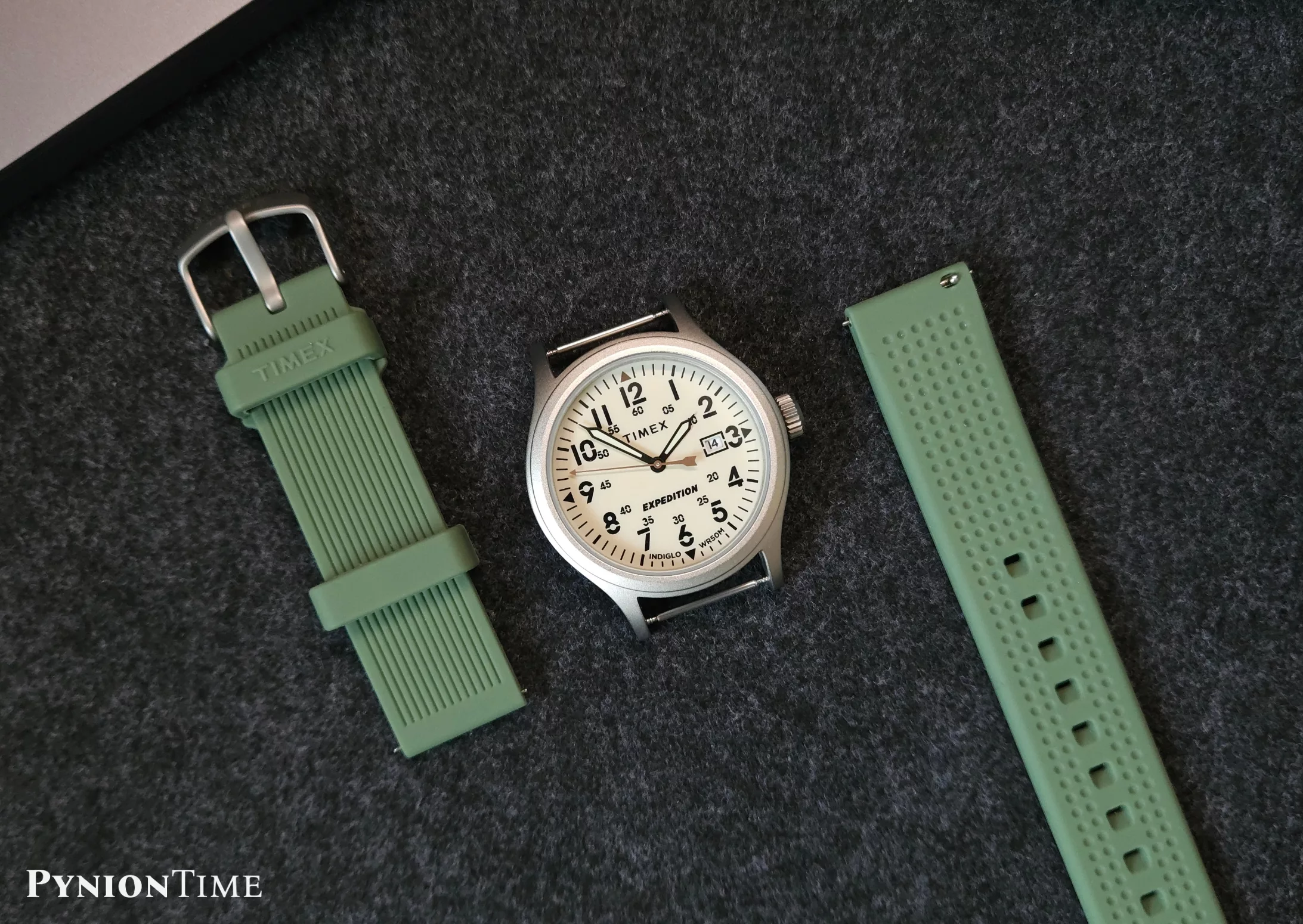 It originally comes with a green rubber strap fitted to a 20mm lug width