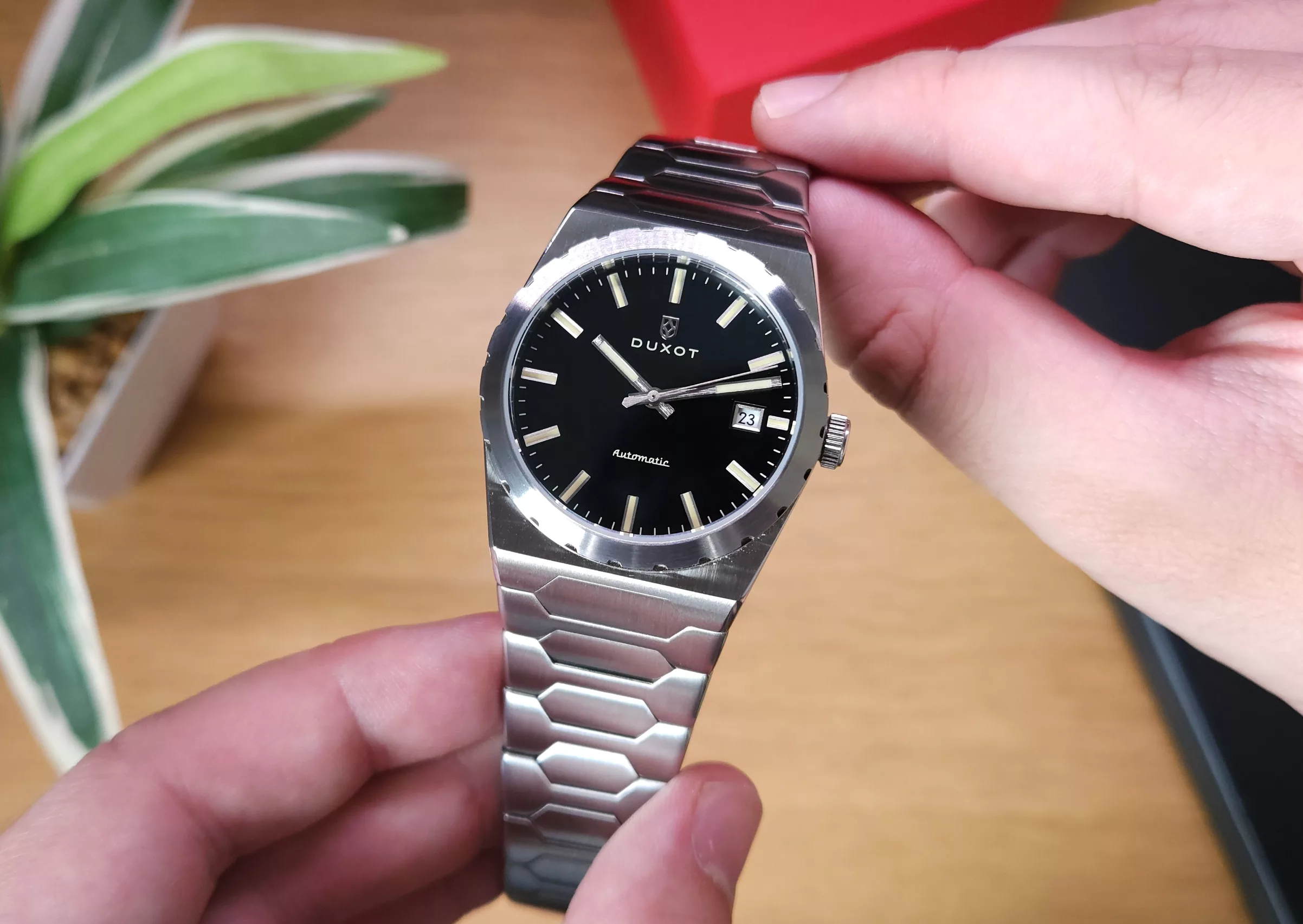 Duxot Taranto Automatic Review: An Attainable Integrated-Bracelet Watch That Gets It