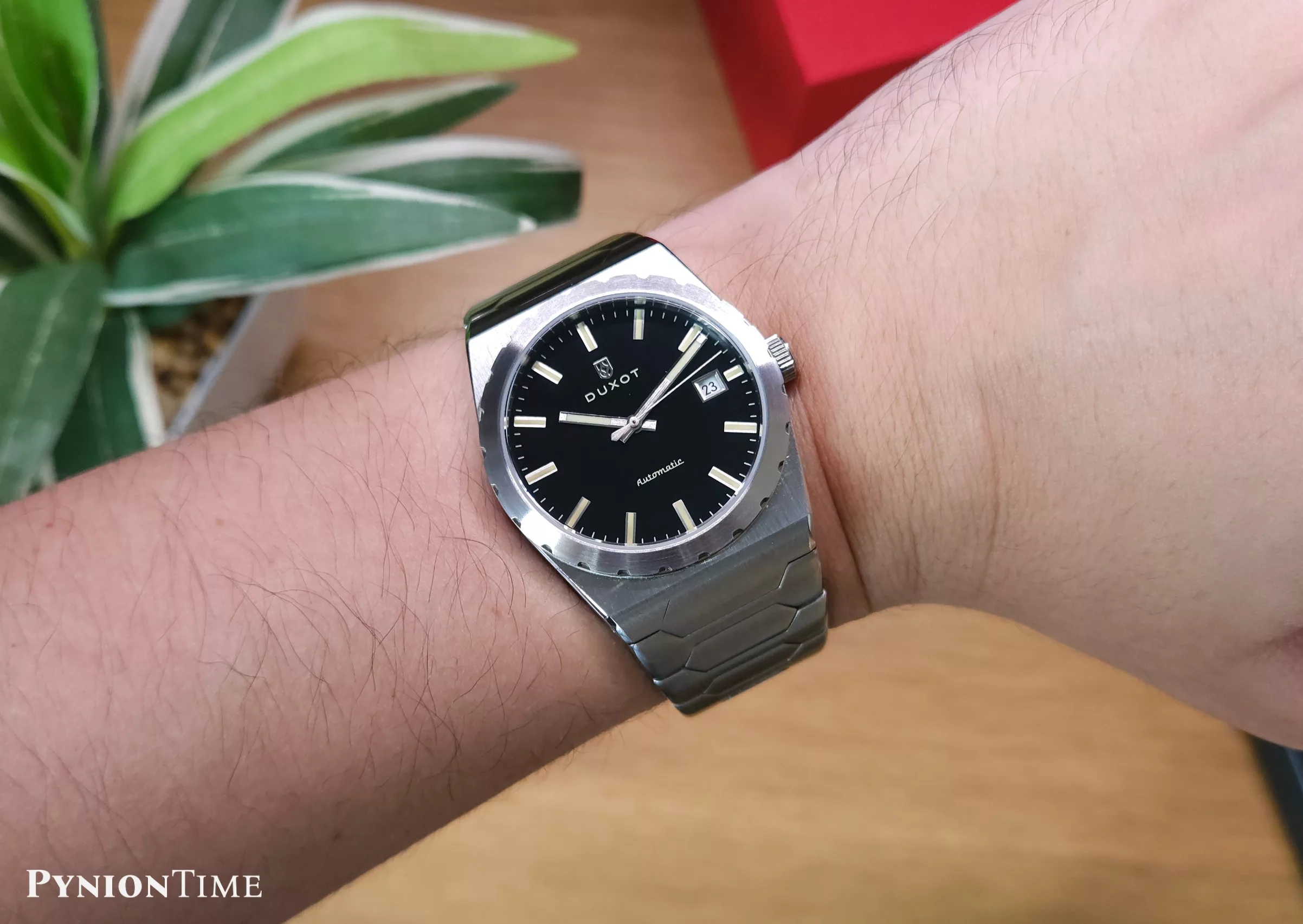 The Duxot Taranto measures 37mm across, so it wears closer to a 39mm on the wrist