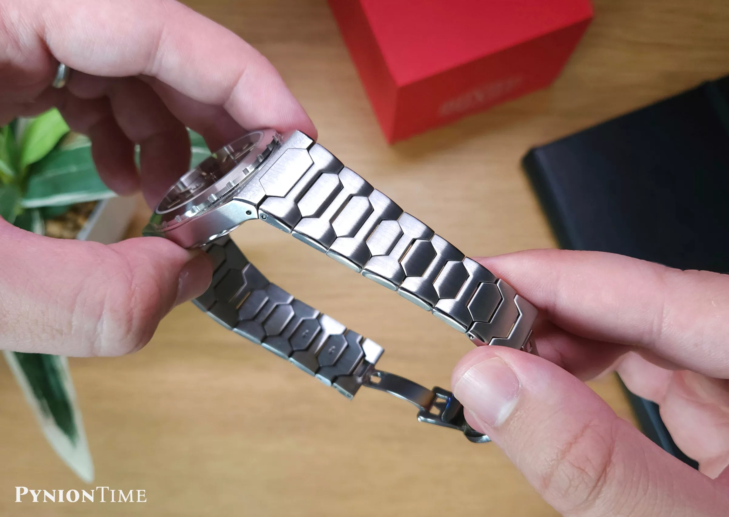 It features polished bevels along the bracelet links, differing in finish from the case