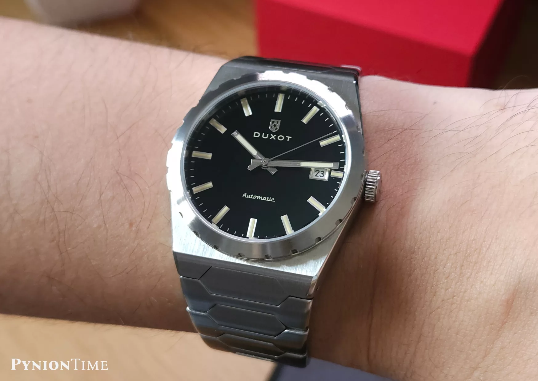 The Duxot Taranto measures 37mm across, so it wears closer to a 39mm on the wrist