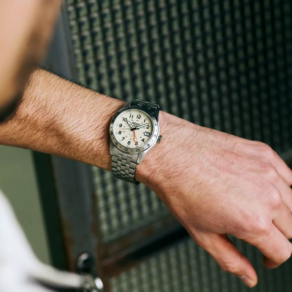 The HDB002 Desert Sand uses a warm beige dial