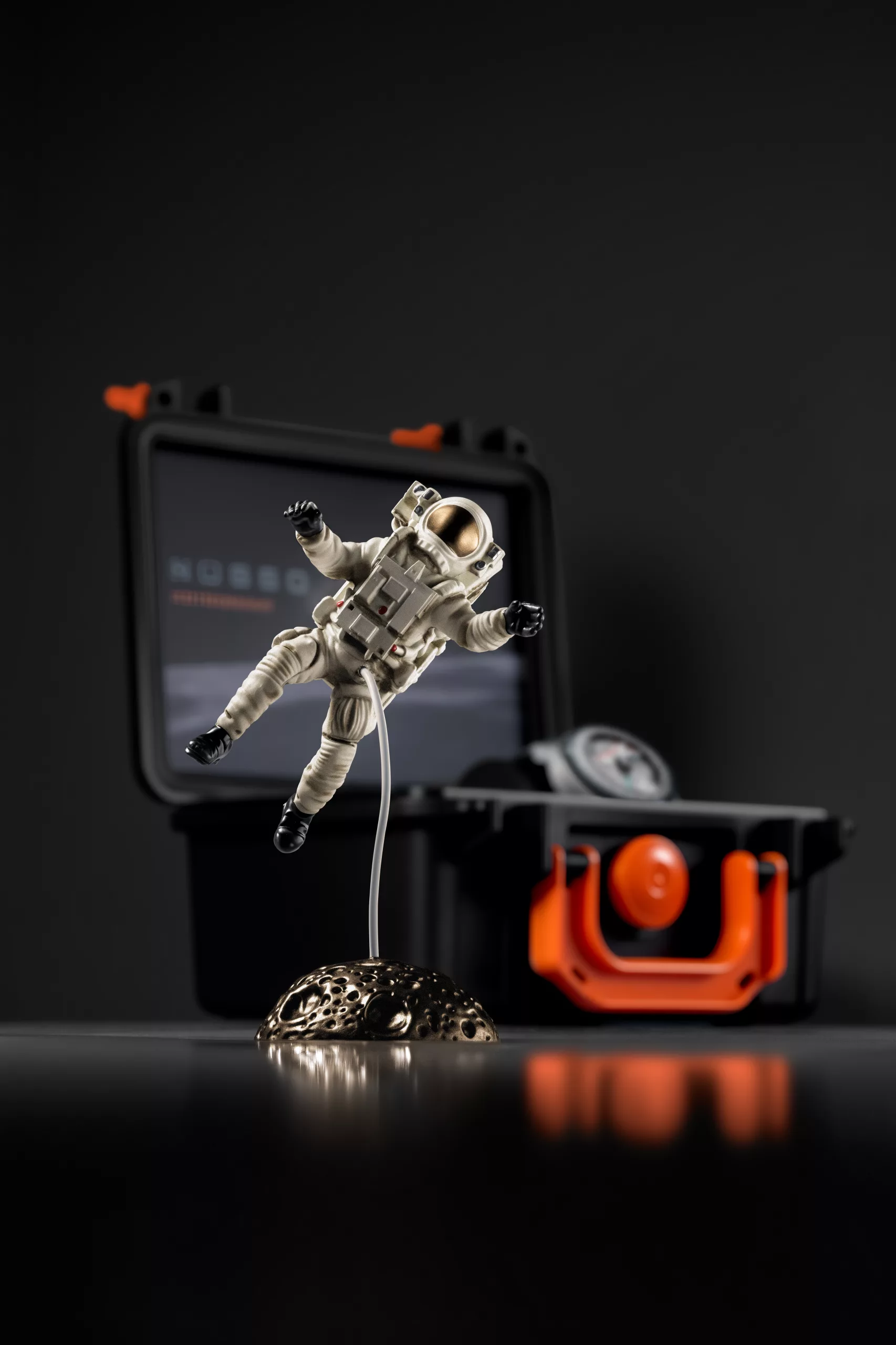 The set includes an astronaut display piece, underscoring Nubeo's taste for full-theme presentation