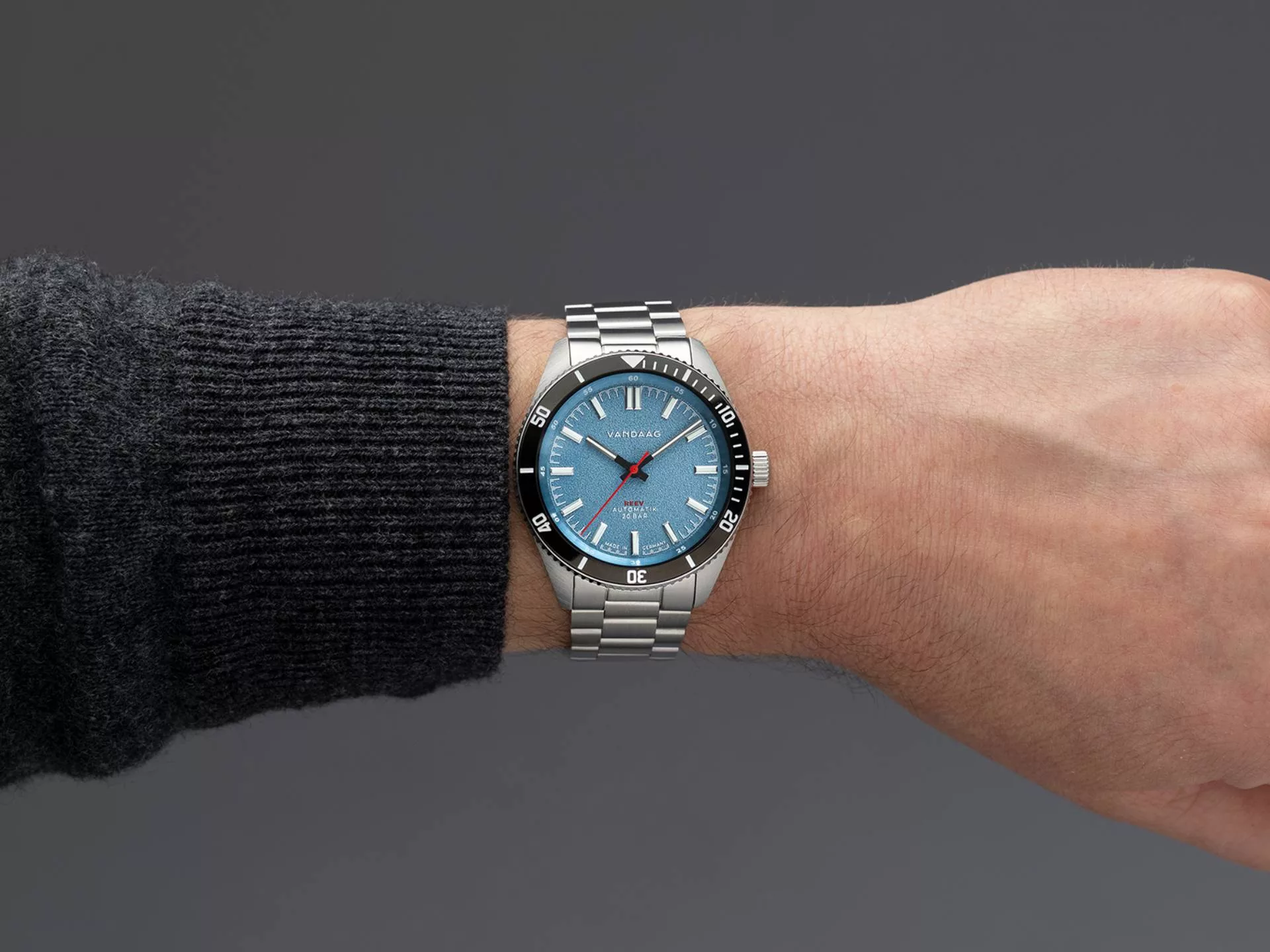It measures 39 mm across and 45 mm lug-to-lug, creating compact everyday proportions