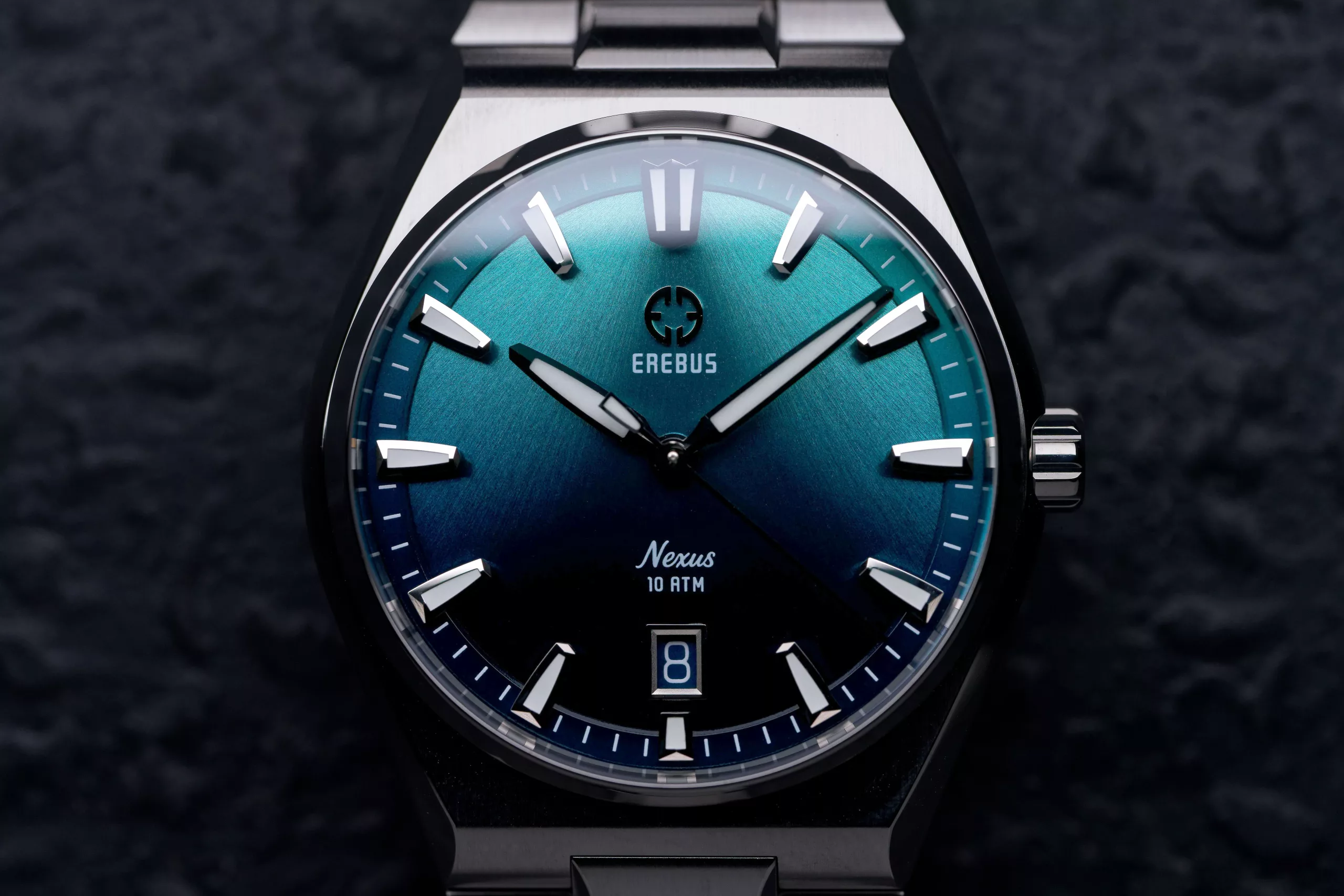 It measures 38.5mm across and 12mm thick, with a 44mm lug-to-lug