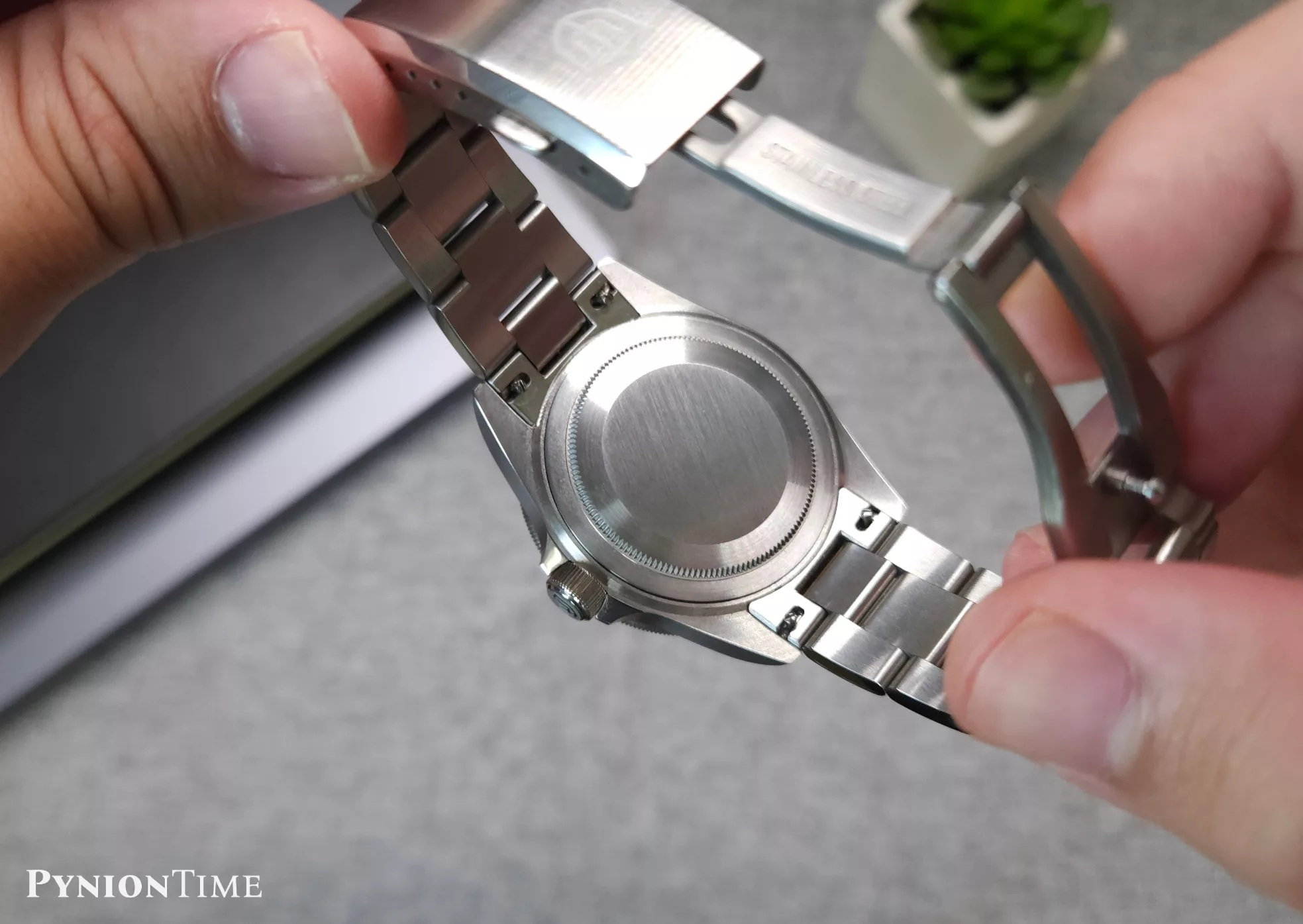 The bracelet comes with a quick-release system