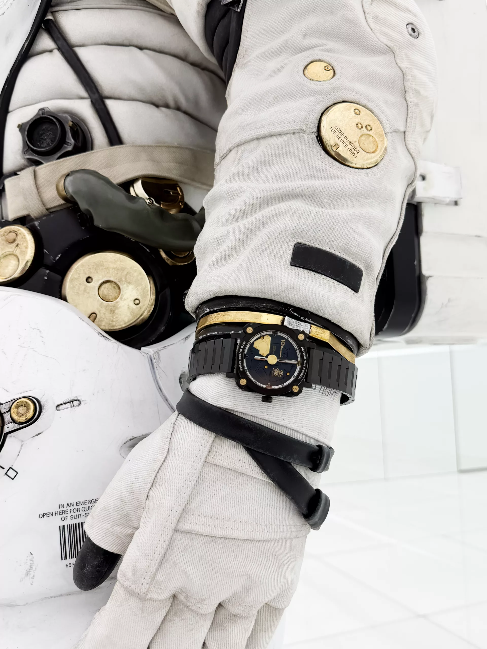 The LUDENS X Watch Set has a black 316L stainless steel case measuring 39mm by 49mm across