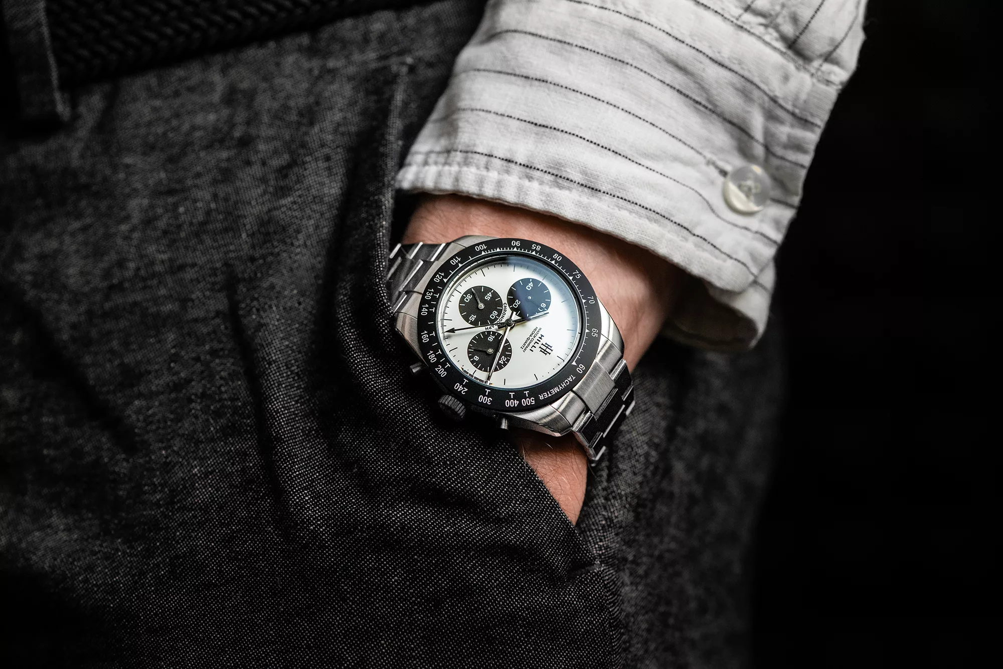 It measures 39mm across and 12.5mm thick, sized to sit flat on most wrists
