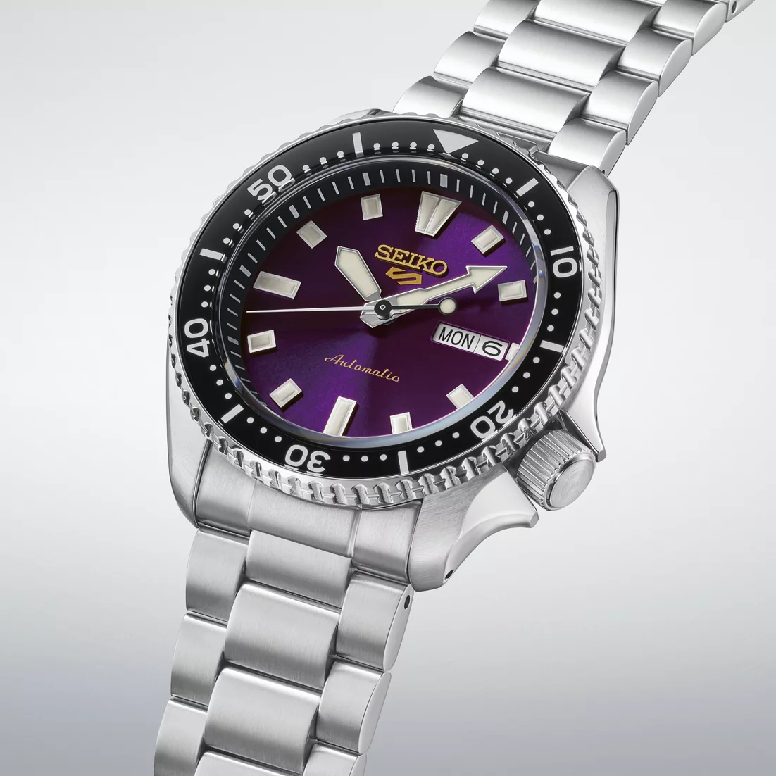The 5 Sports SKX HDB003 features vertically striated indexes and a glossy Hardlex bezel insert