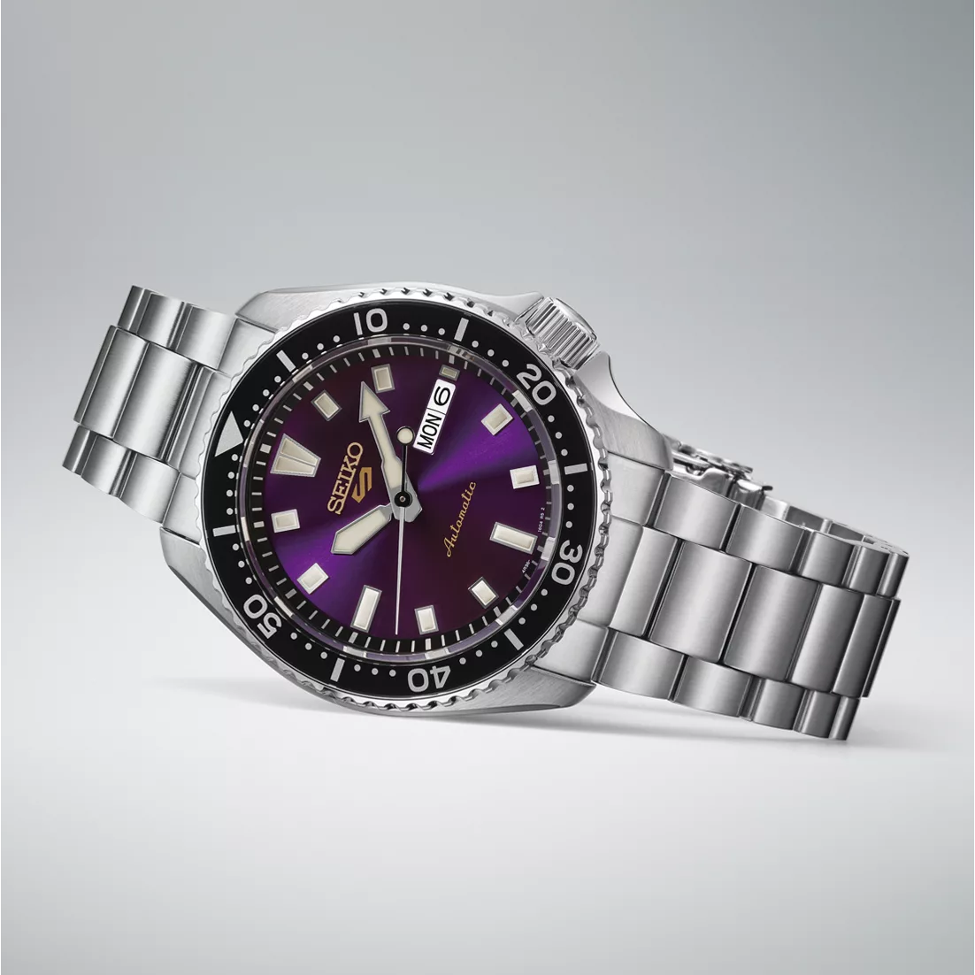 It uses the caliber 4R36, a widely used automatic movement found across Seiko's entry-level range