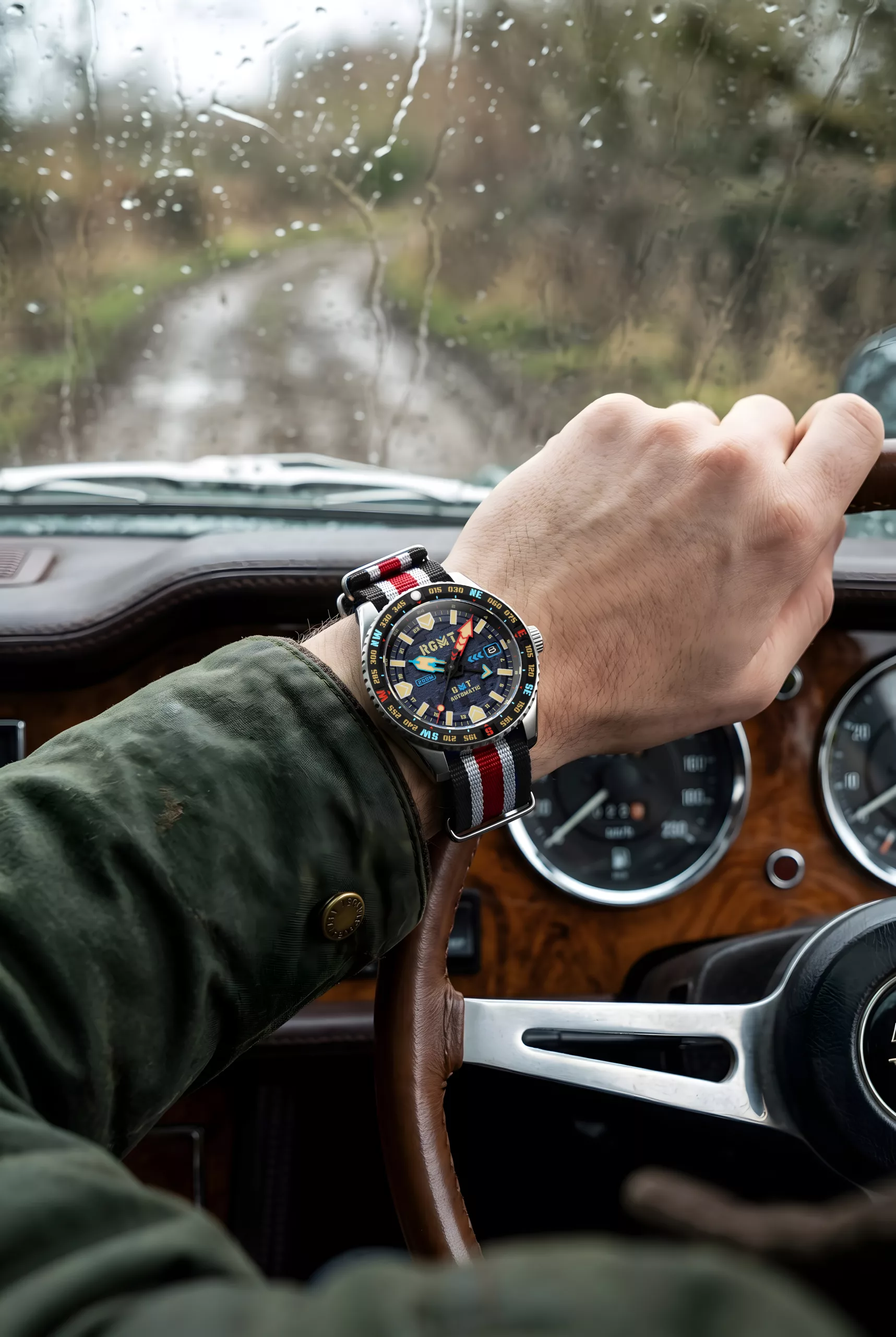 The DRAGOON GMT Automatic has a sapphire crystal with anti-reflective coating over the dial