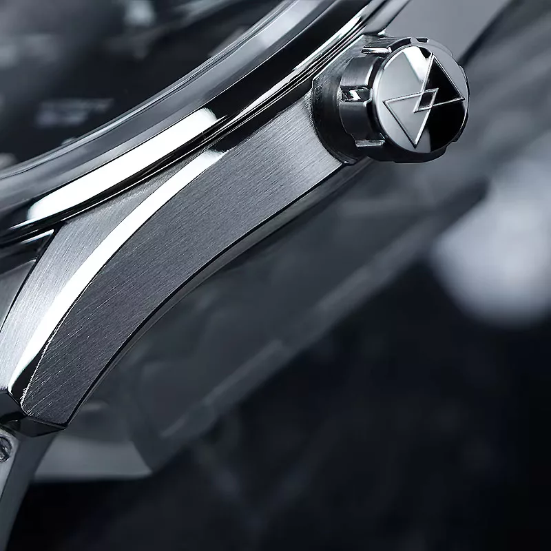 Outstanding case finishing of the Cronos L6037M