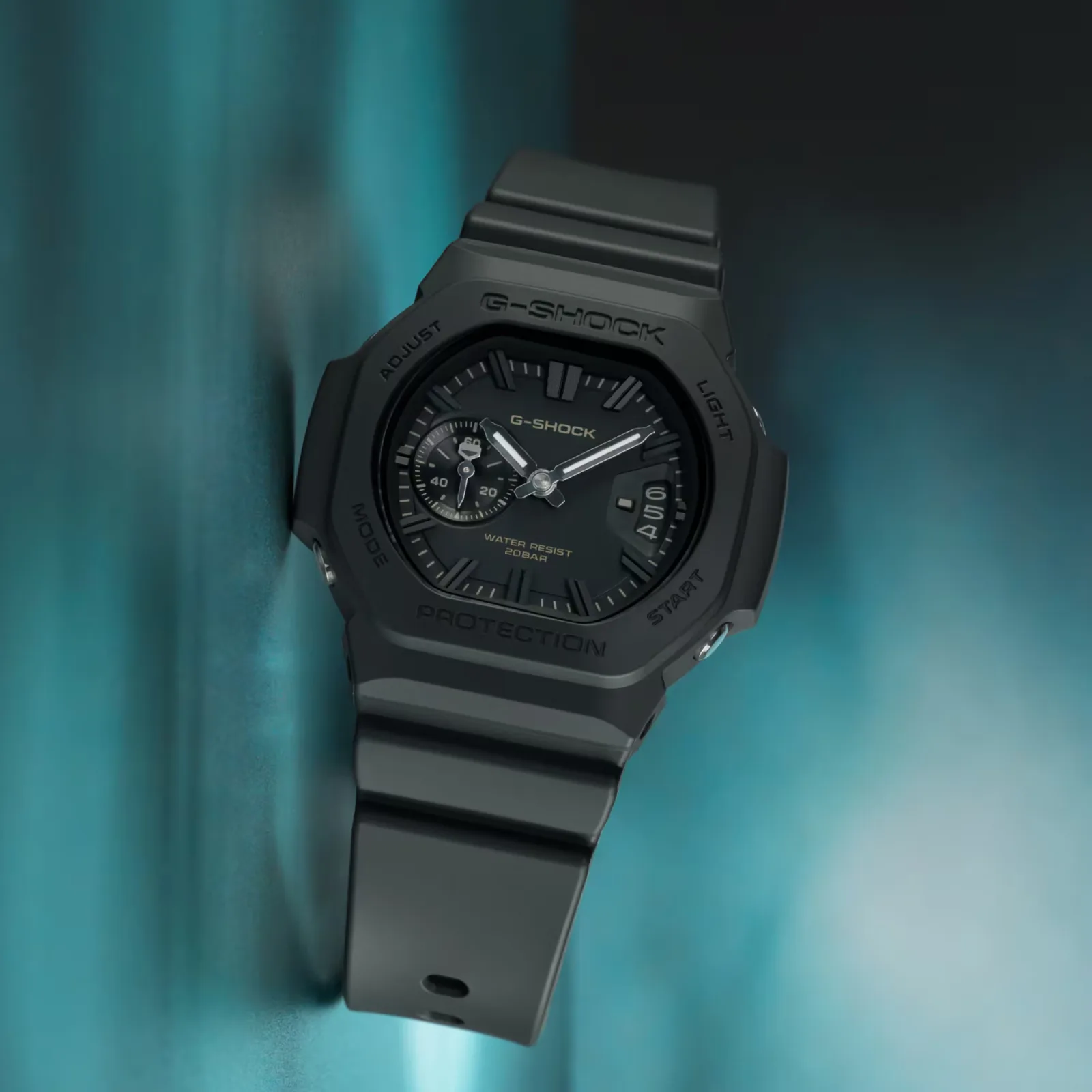 The GAC-2500 has a two-eye analog layout with small seconds and a three-cell date window