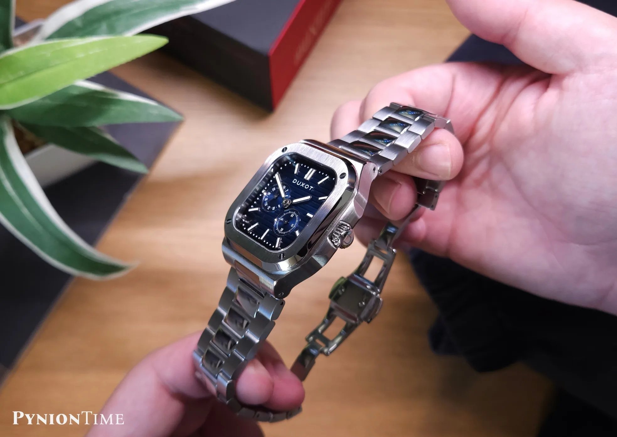 It comes on an integrated steel bracelet that flows straight out of the squared case