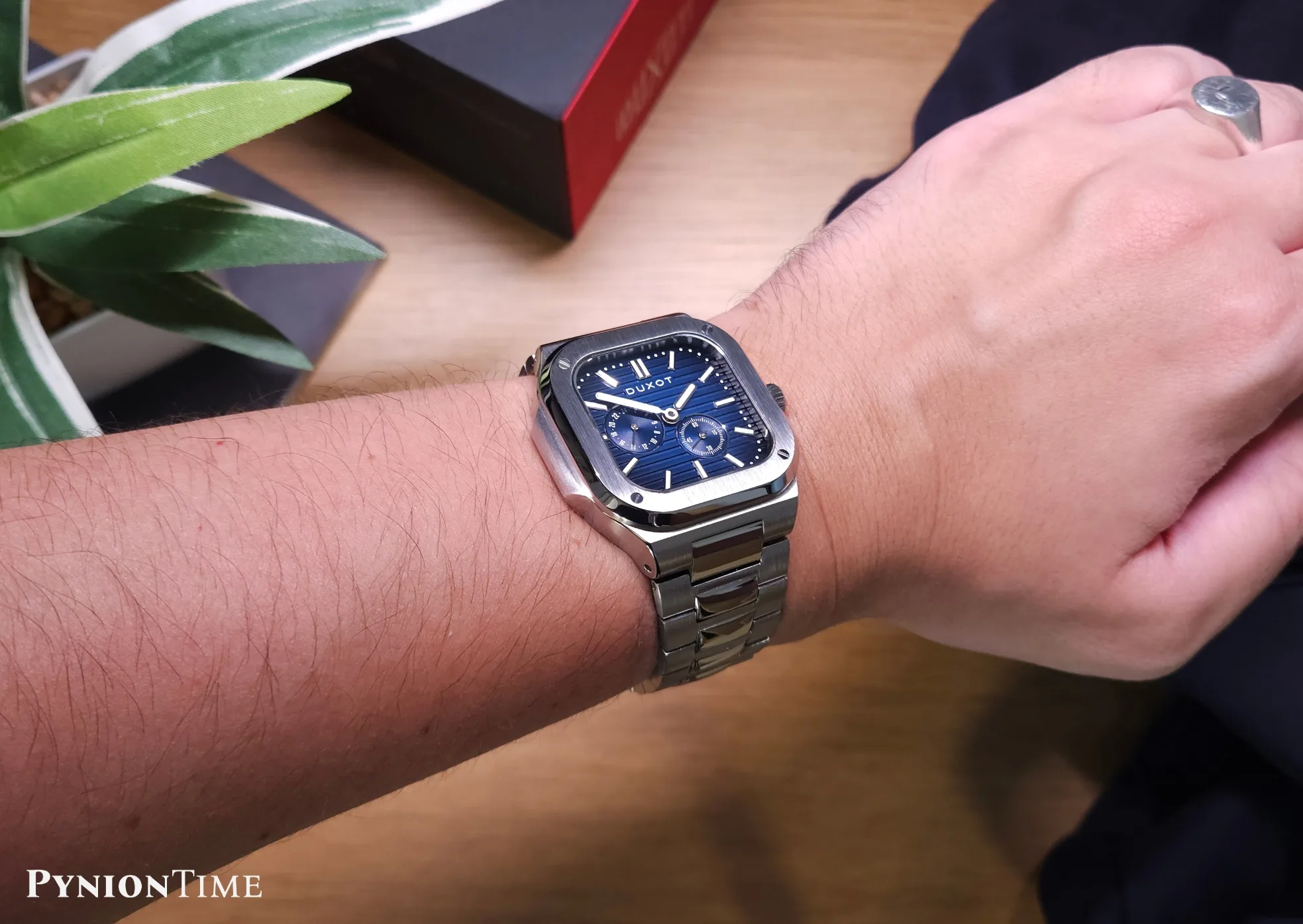It measures 46mm lug to lug, so the case stays within the edges of the wrist