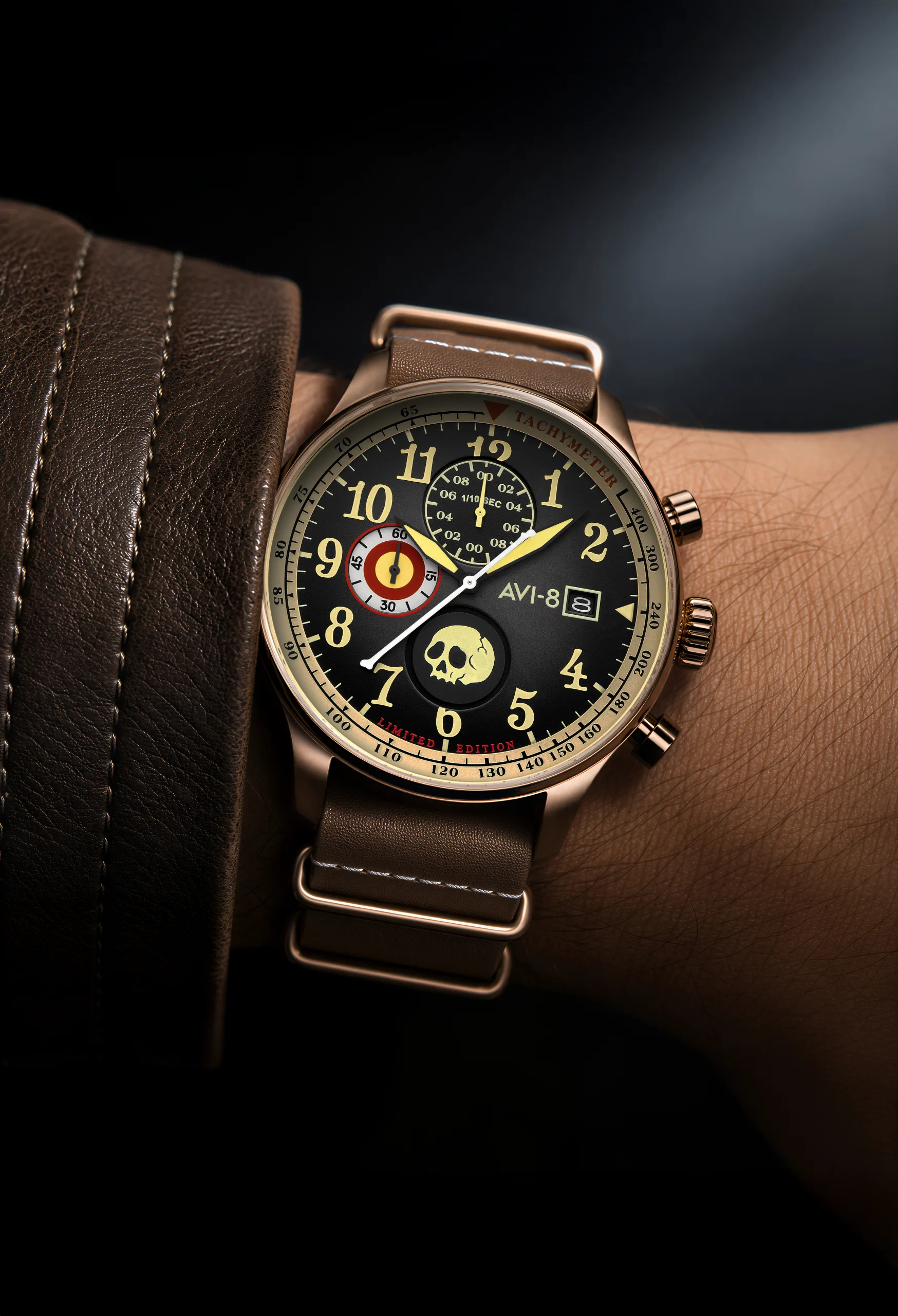 It comes with a 22mm genuine leather strap, brown on Oak Ash and grey on Charcoal Cream