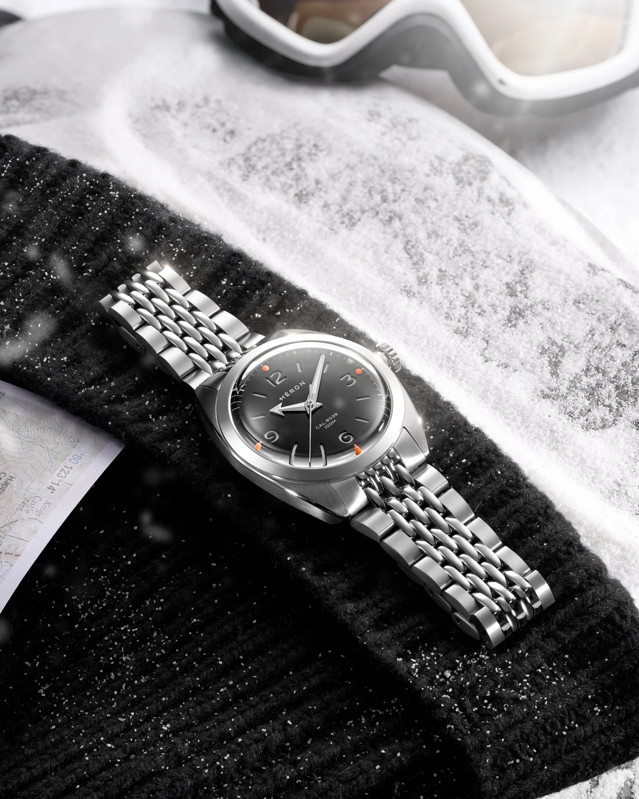It comes in a deep blue sunray version, reference 5002-A, inspired by jet-age air travel