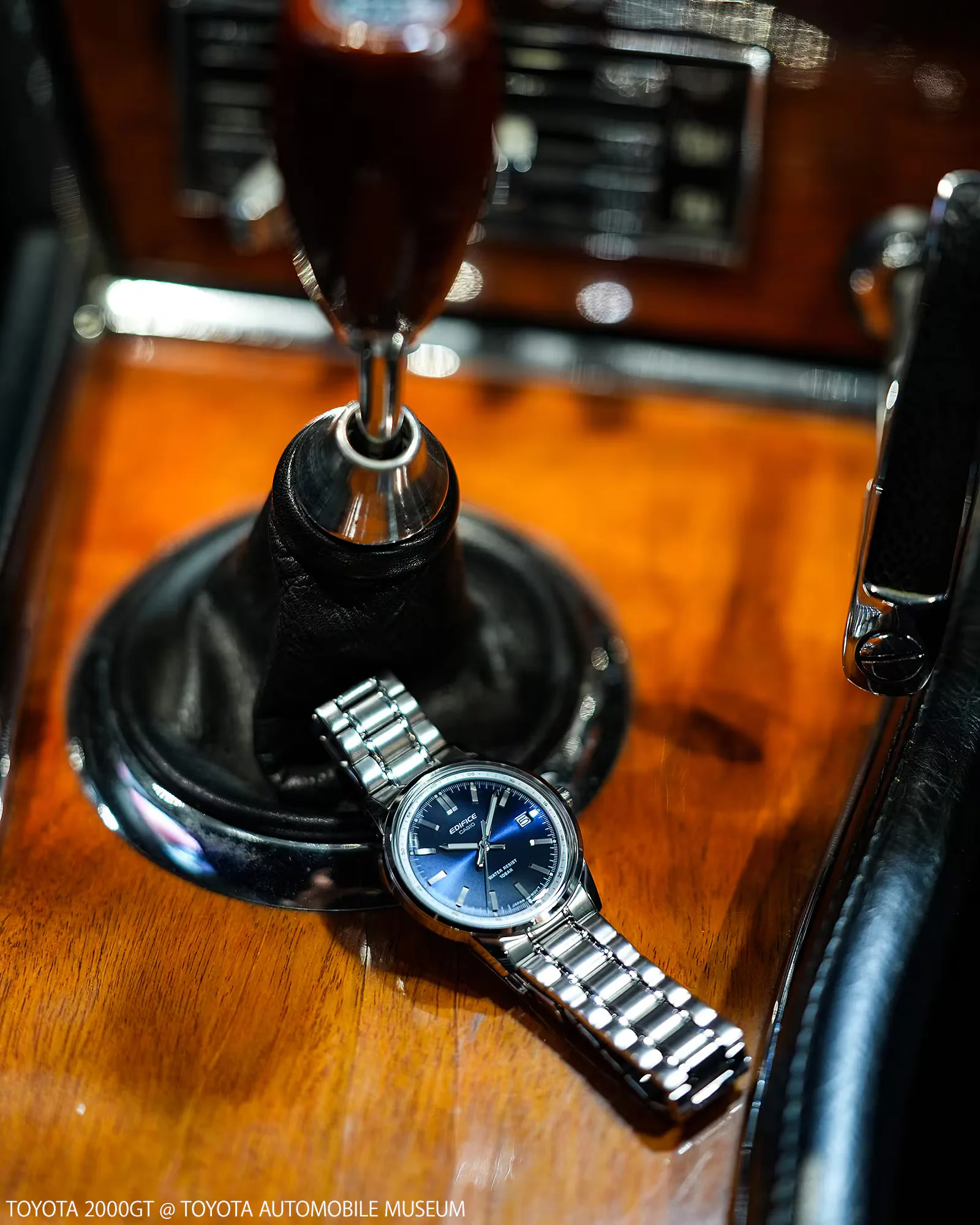 It weighs 44g on leather, against 97g for the steel bracelet versions