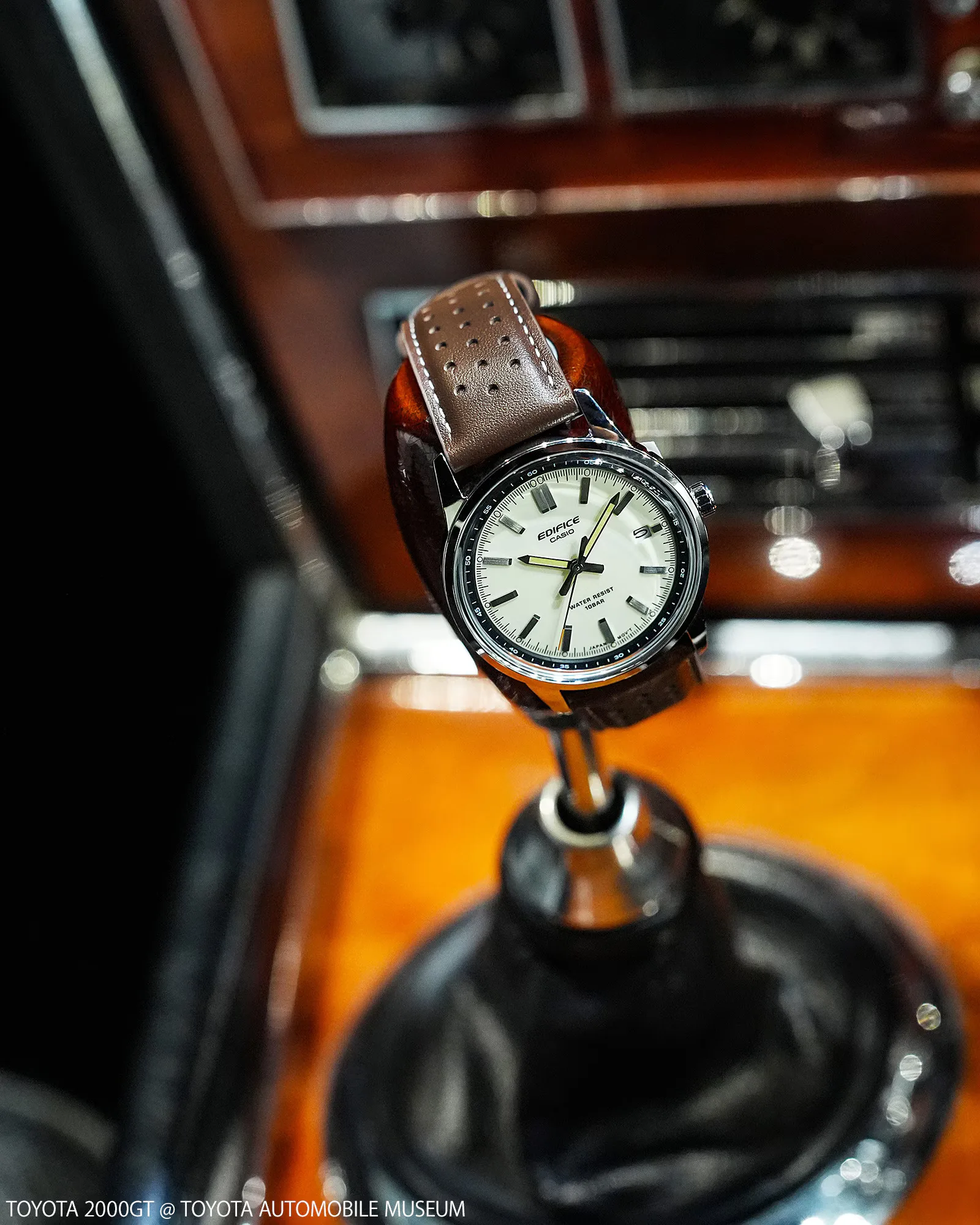 The Héron Continental has a 37mm hardened steel case with 43mm lug to lug