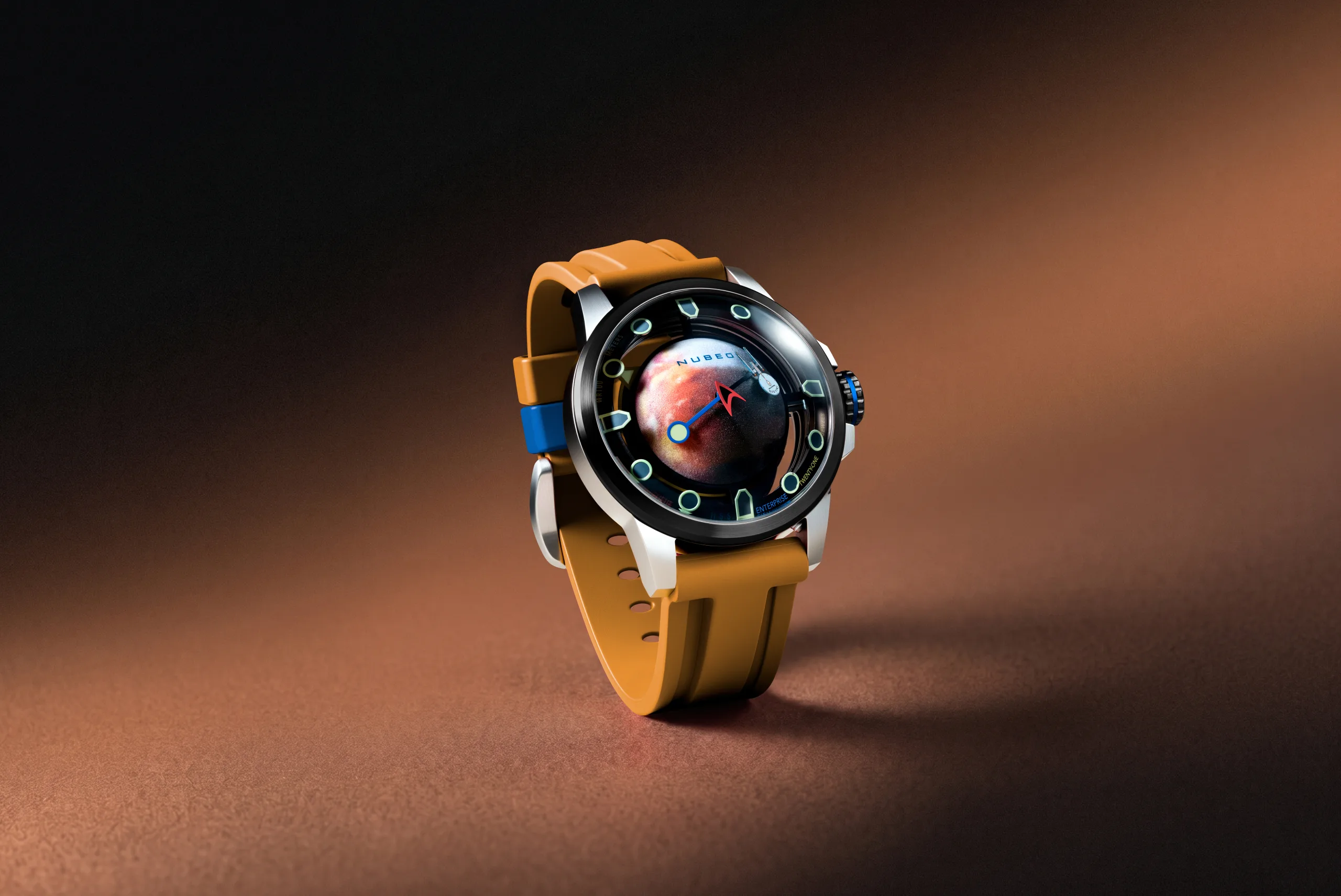 It uses Nubeo's free-fall construction, so the planet appears to hover inside the 48mm case