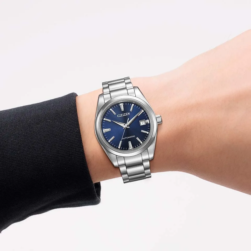 The NK0050-54L has a blue dial with lume on the hands and indexes