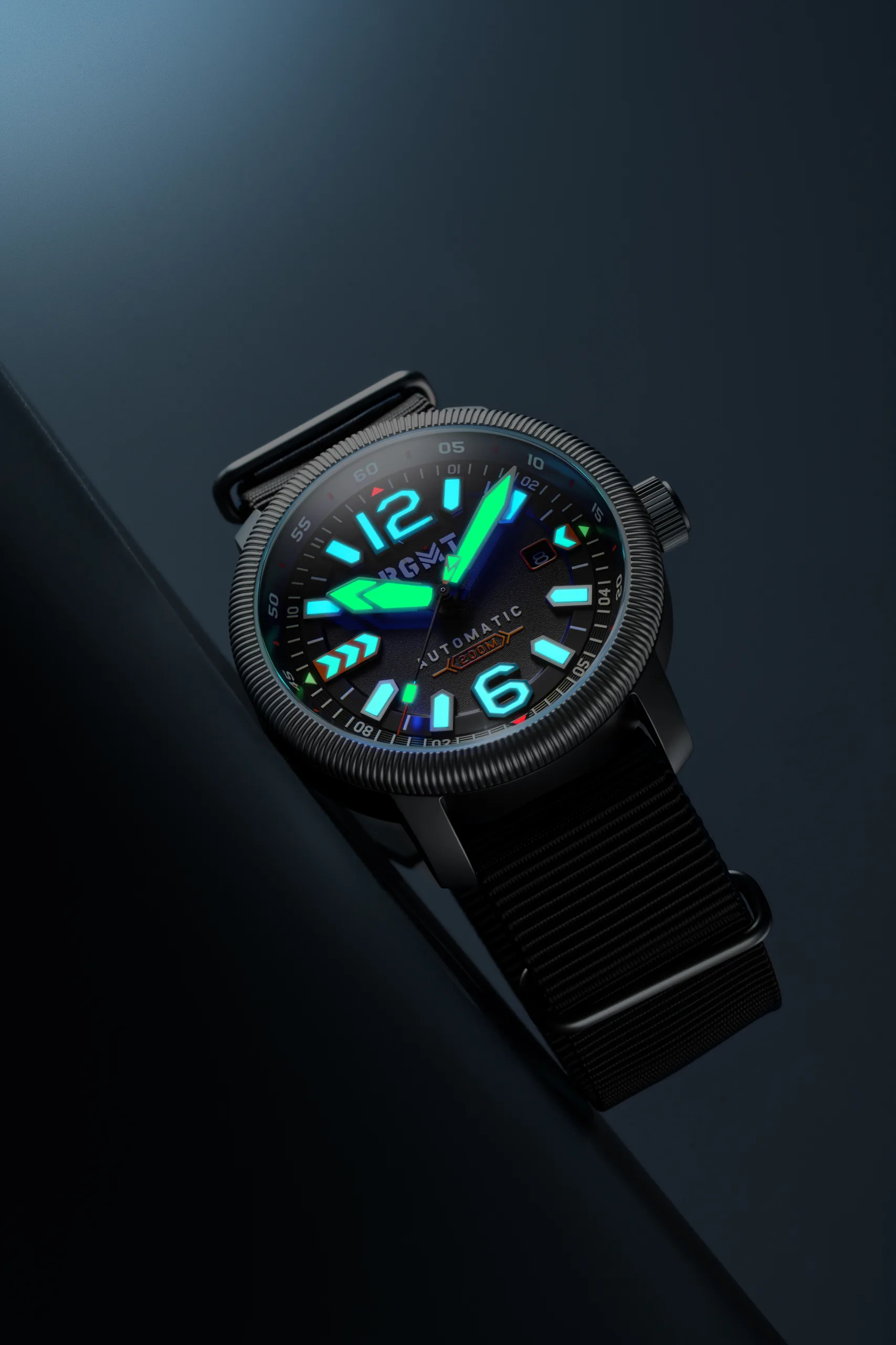 It features multi-color lume that glows green, blue and red after dark