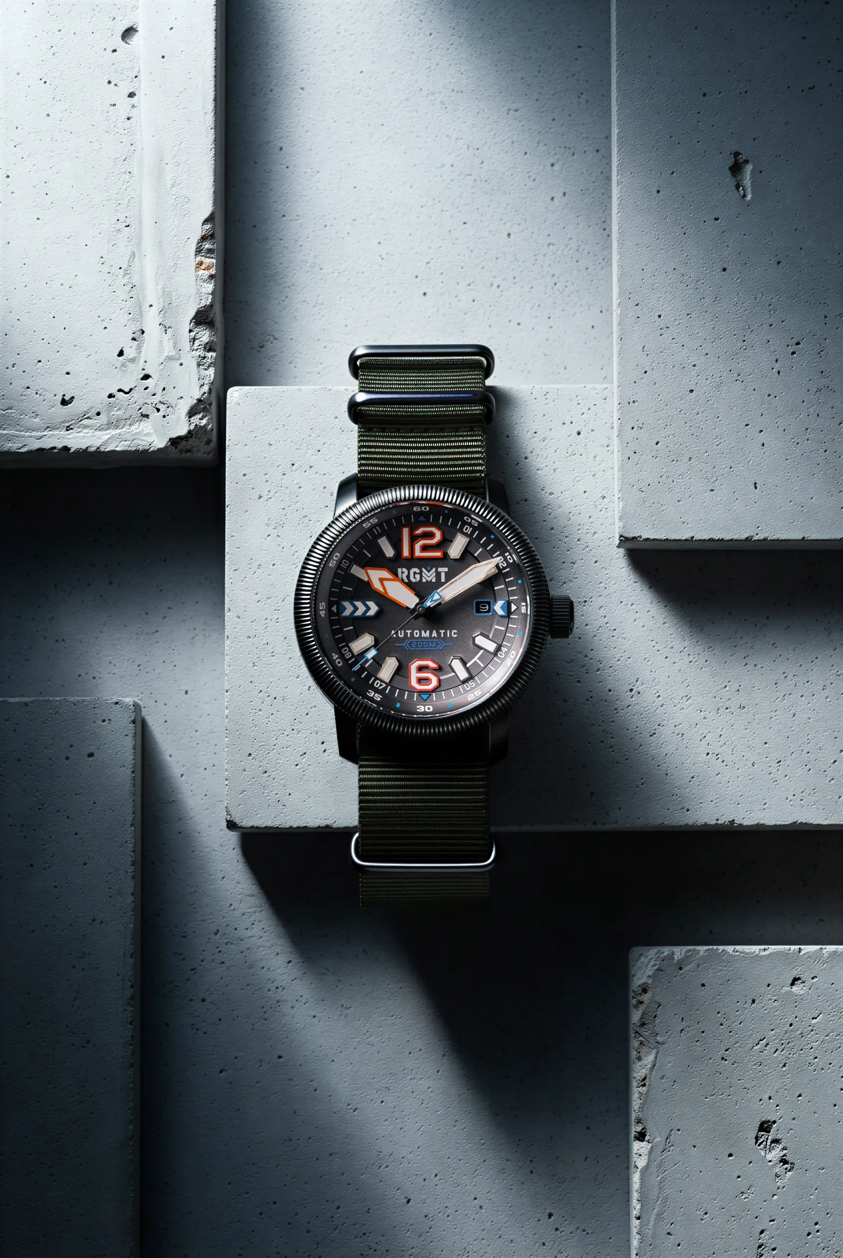 It does 200 meters of water resistance thanks to a screw-down crown and screw caseback