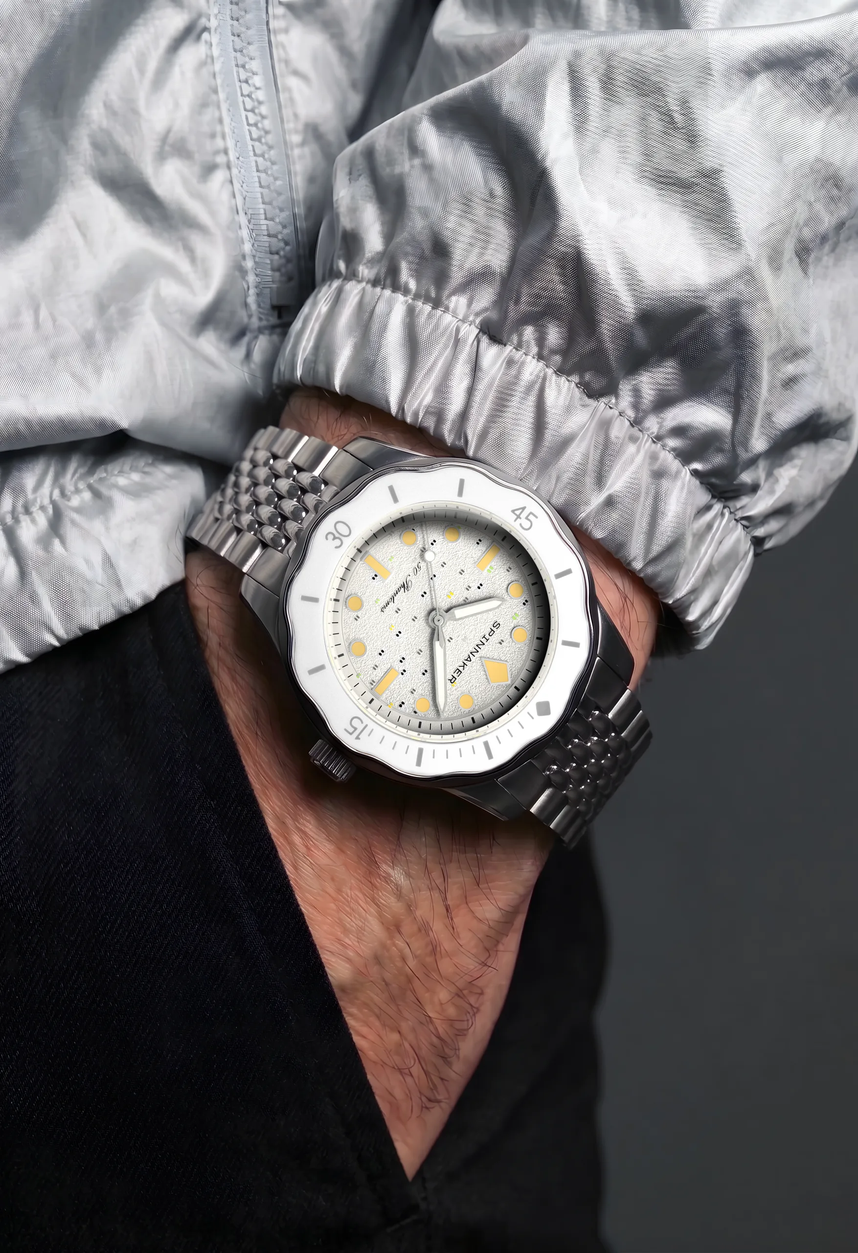It measures 47mm lug-to-lug, the same as the standard Fleuss 40 diver