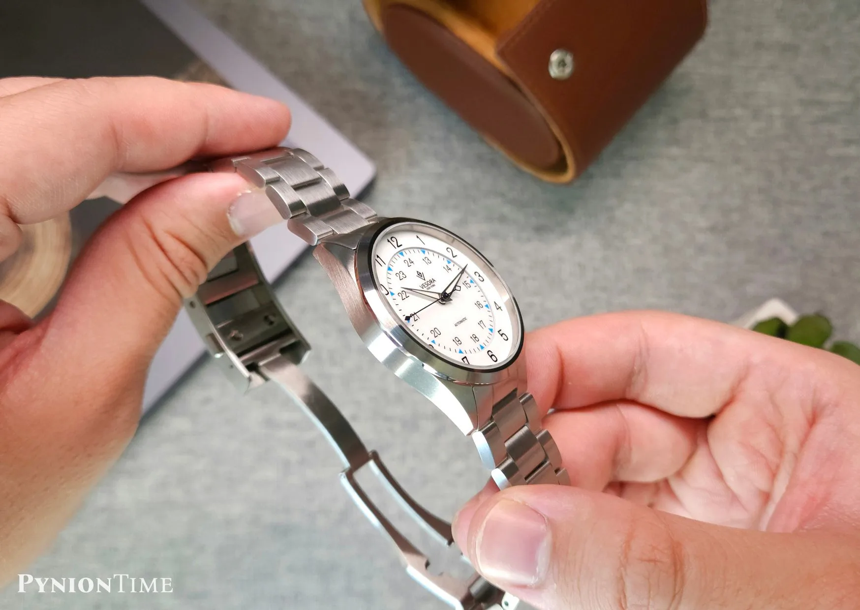 Side profile of the Gantry Field showing the thin polished bevel around the bezel